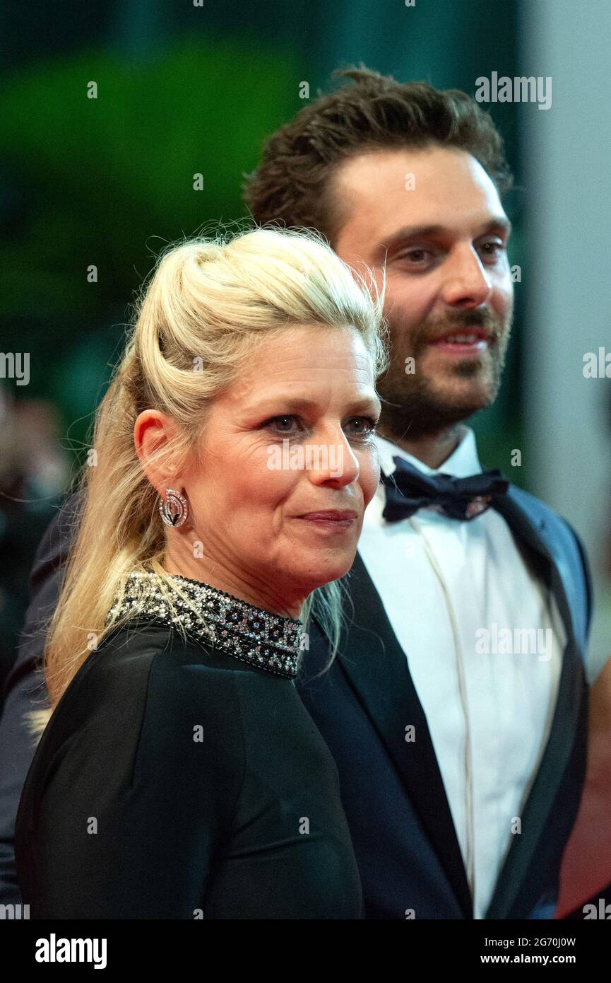 Cannes, Francia. 09 luglio 2021. Marina Fois e Pio Marmai partecipano alla Premiere la Fracture nell'ambito del 74a Festival Internazionale del Cinema di Cannes, in Francia, il 09 luglio 2021. Photo by Aurore Marechal/ABACAPRESS.COM Credit: Abaca Press/Alamy Live News Foto Stock