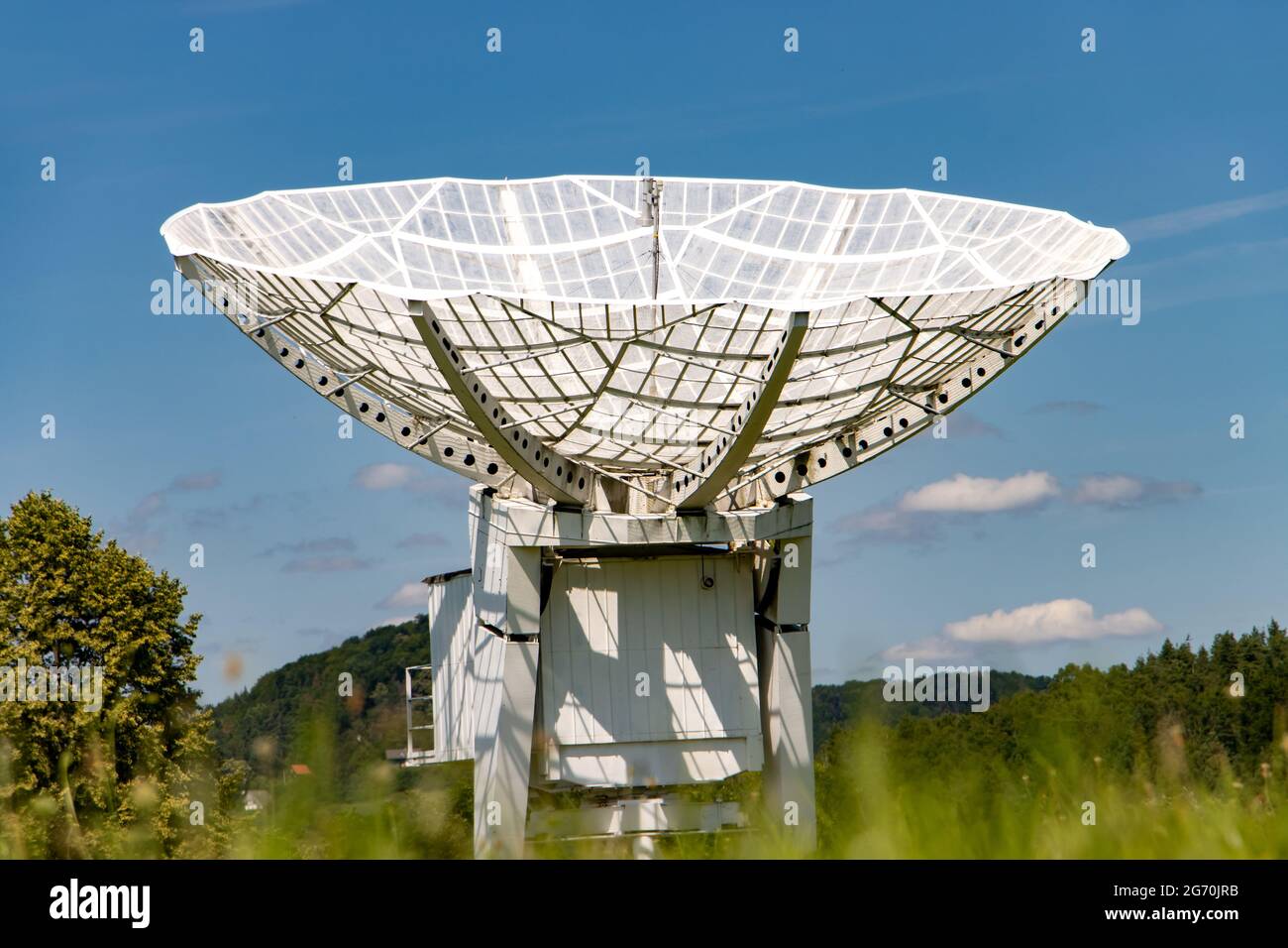 Osservatorio ionosferico con antenna satellitare gigante per la ricezione di un segnale satellitare. Foto Stock