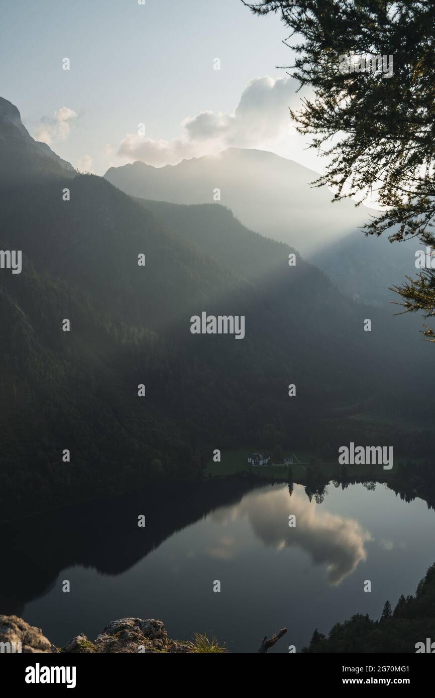 Raggi del sole che cadono sulle montagne a Vorderer Langbathsee Foto Stock