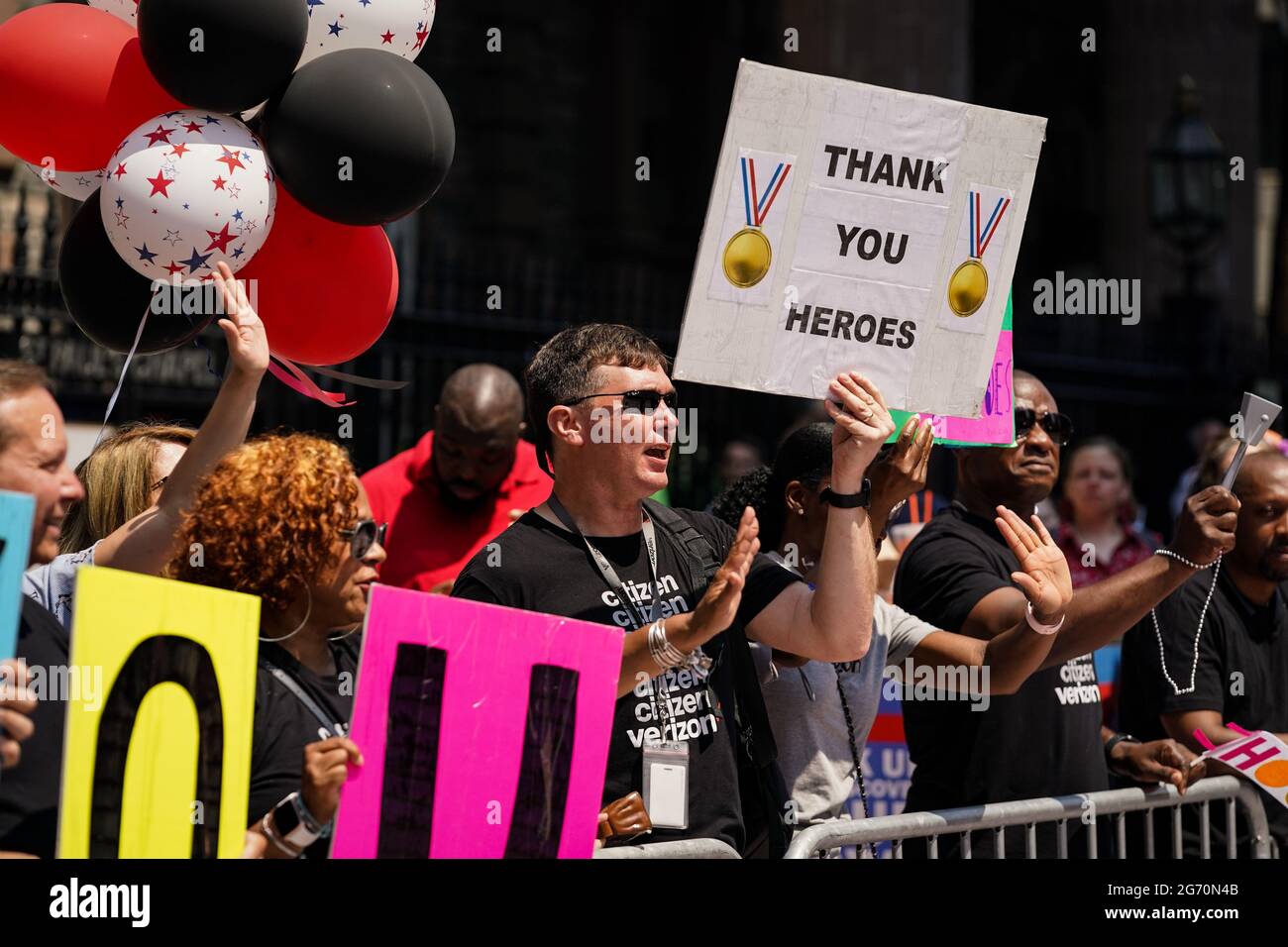 New York, Stati Uniti. 7 Lug 2021. Gli spettatori si acclamano durante una sfilata di Hometown Heroes ticker attraverso il Canyon of Heroes a New York, USA. La parata ha onorato la salute e gli operatori essenziali che hanno aiutato la città attraverso la pandemia COVID-19. Credit: Chase Sutton/Alamy Live News Foto Stock