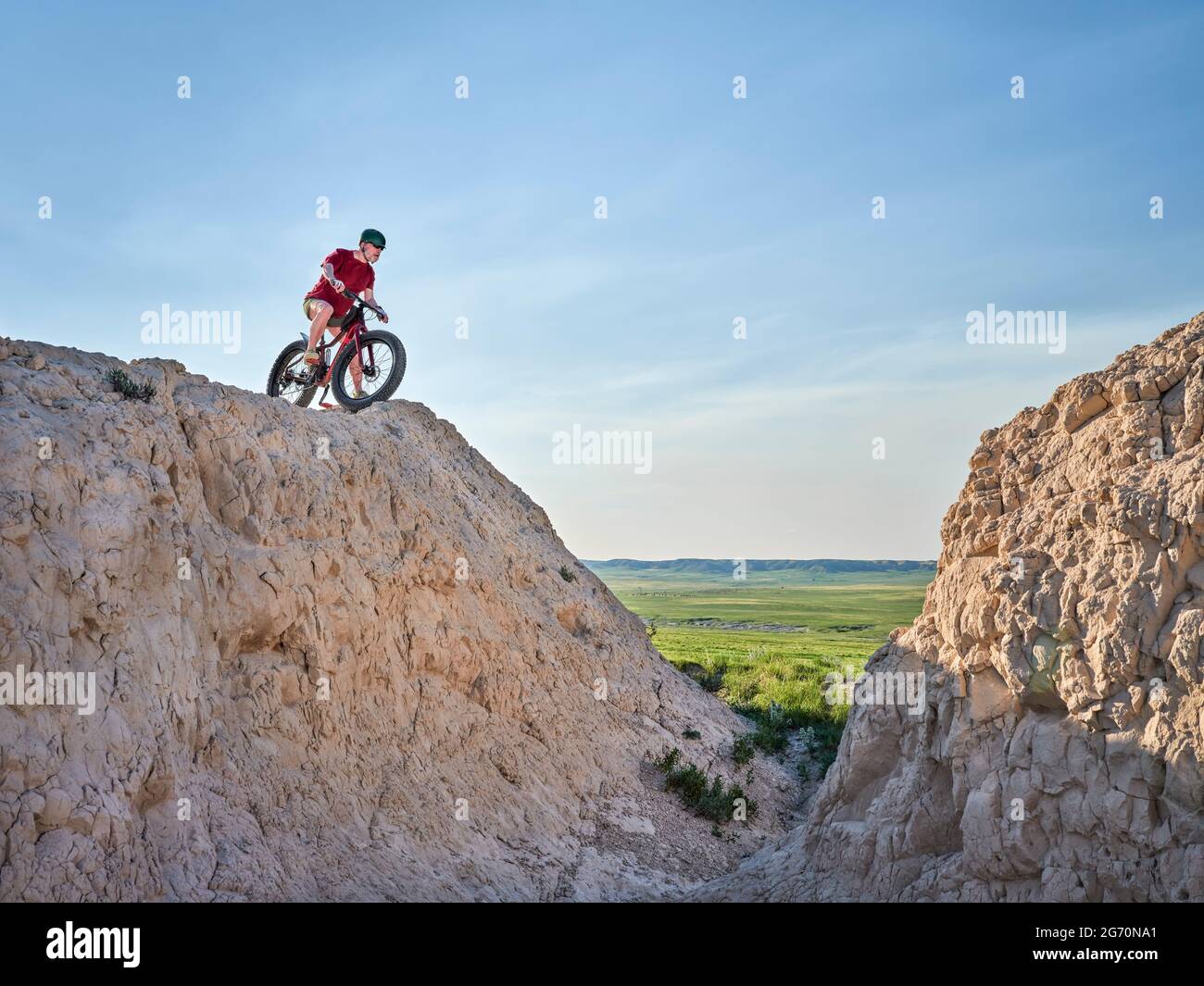 L'uomo anziano sta cavalcando una mountain bike grassa in badlands di Pawnee National Grassland nel nord del Colorado Foto Stock