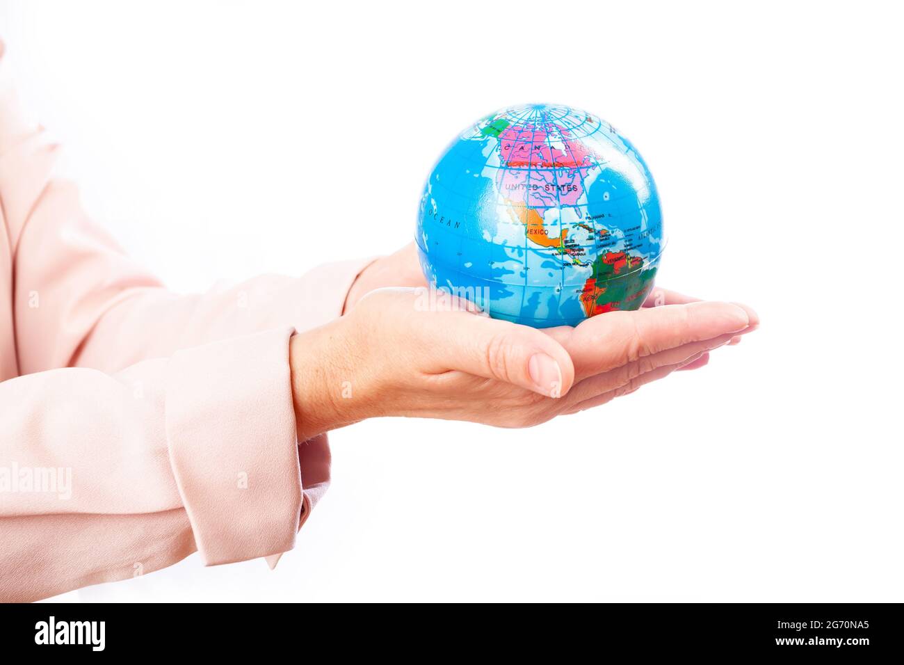 Salva pianeta Terra, sfondo bianco. Mani femminili Foto Stock