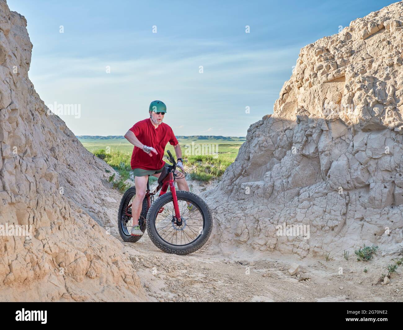 L'uomo anziano sta cavalcando una mountain bike grassa in badlands di Pawnee National Grassland nel nord del Colorado Foto Stock