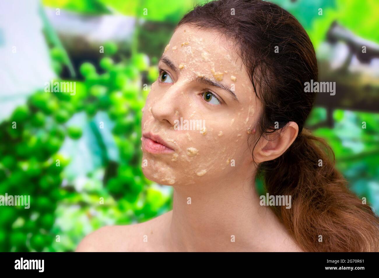 Il viso rassodante dell'uva è composto da uve verdi e farina di mais per migliorare la radiosità, il tono e l'elasticità della pelle Foto Stock