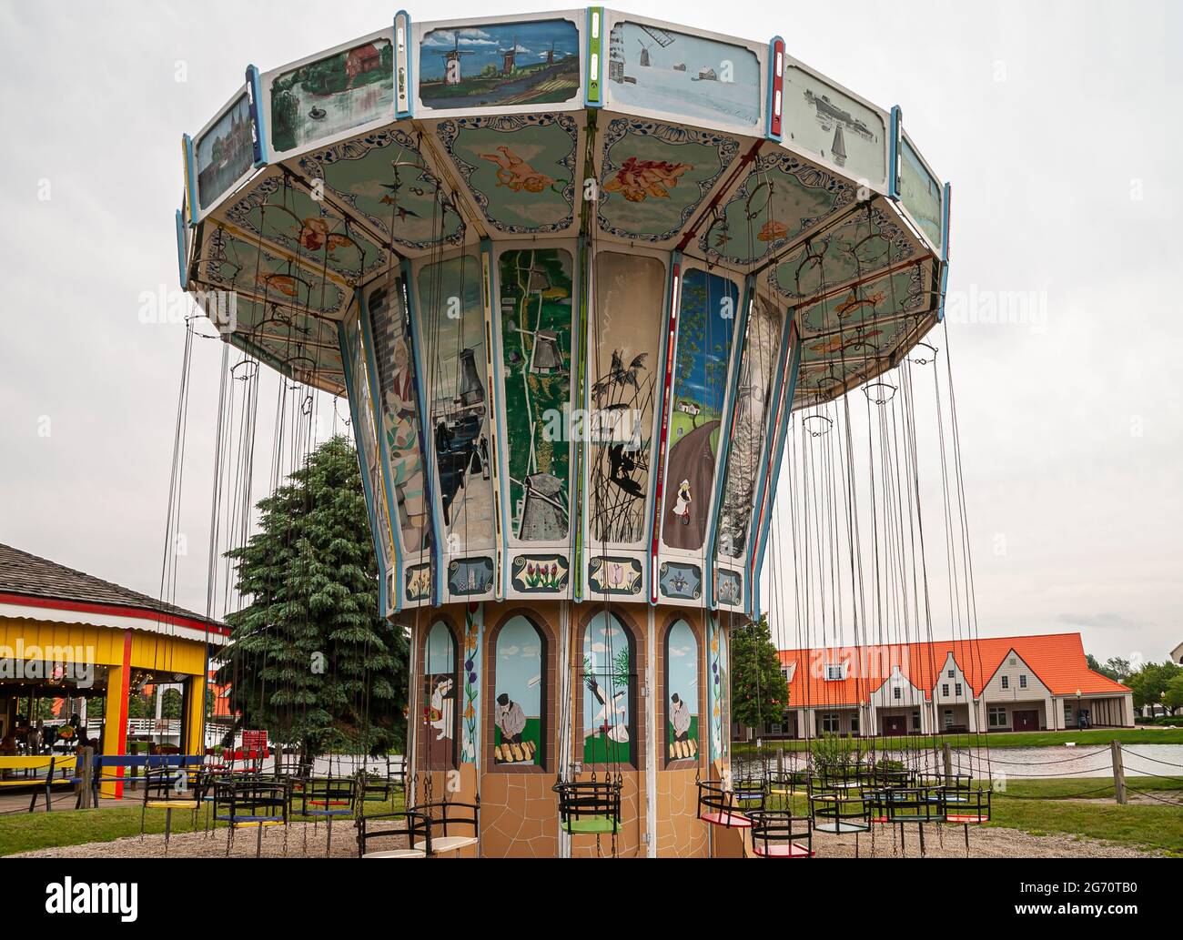 Holland, MI, USA - 8 giugno 2008: Nelis Dutch Village. Mulino a pendolo musicale è ben decorato con paesaggi da tutti i Paesi Bassi. Altri buildi Foto Stock