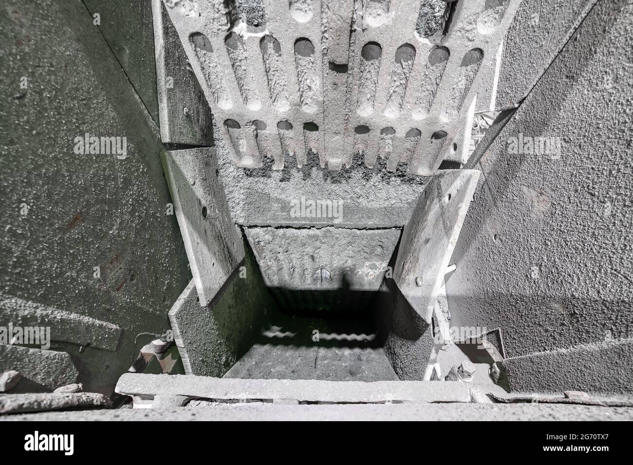 Frantumatore a ganasce, vista dell'interno della camera di frantumazione. Piastre in acciaio pesante visibili Foto Stock
