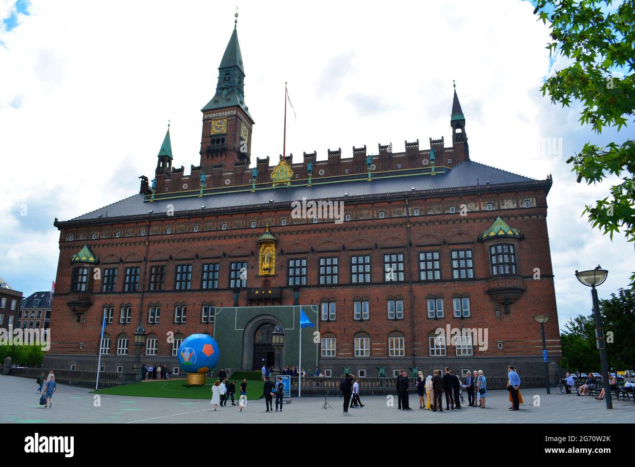 Copenhagen, Danimarca - Luglio 2021: Municipio di Copenhagen, con gli ospiti del registro delle nozze riuniti all'esterno in una giornata buia. Foto Stock