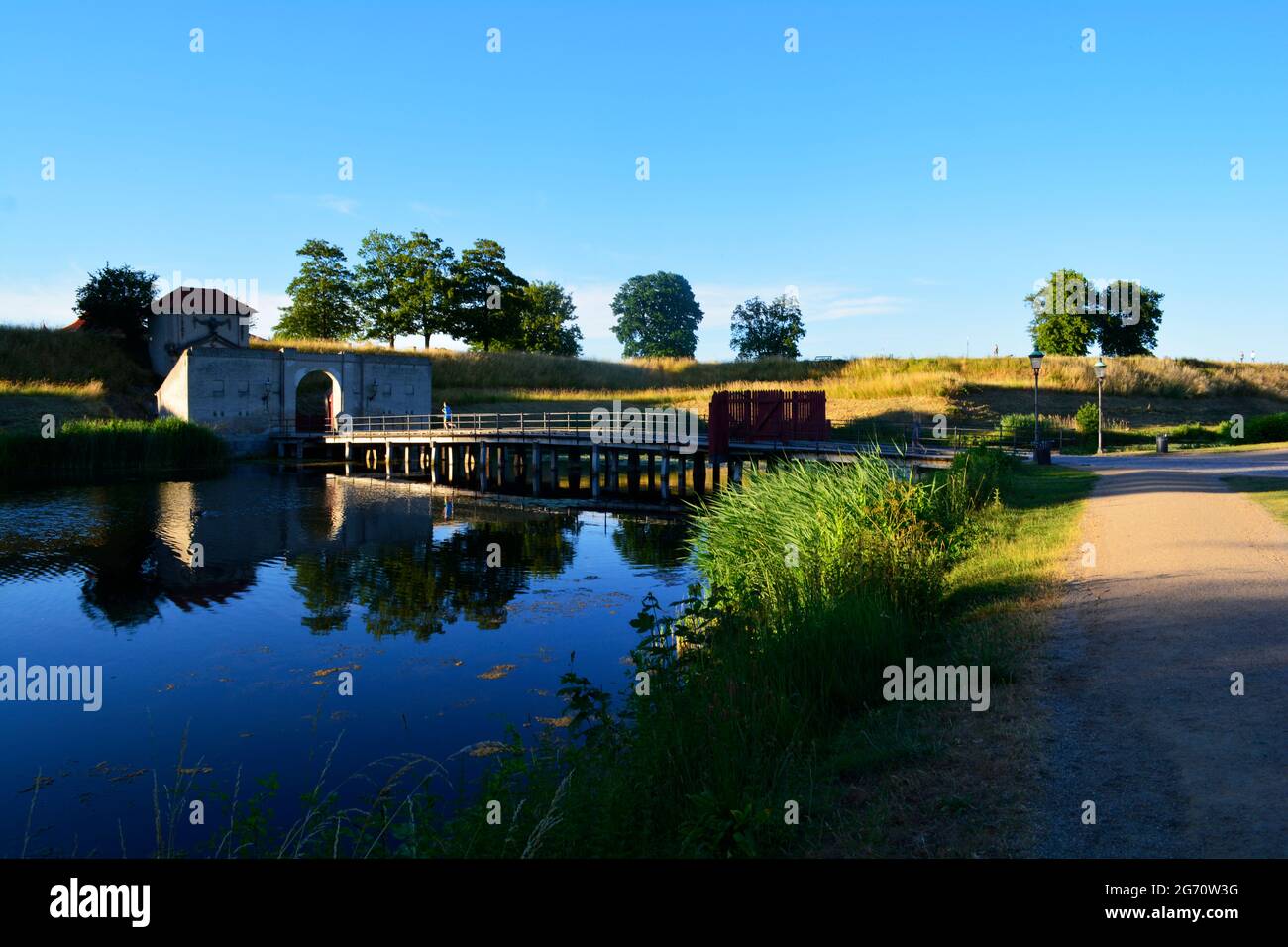 Copenhagen, Danimarca - Luglio 2021: Ponte che conduce all'entrata della zona di Kastellet (la Cittadella) al tramonto. Foto Stock