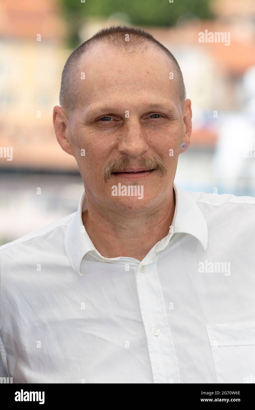 Cannes, Francia. 09 luglio 2021. Georg Friedrich si pone alla fotocellula della "Grande libertà" durante il 74a edizione del Festival del Cinema di Cannes al Palais des Festivals di Cannes, in Francia, il 09 luglio 2021. Credit: dpa Picture Alliance/Alamy Live News Foto Stock