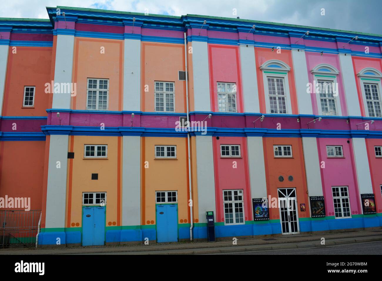 Copenhagen, Danimarca - Luglio 2021: Pareti esterne colorate del Palads Teatret (Nordisk Film Biografer Palads) in una giornata buia Foto Stock