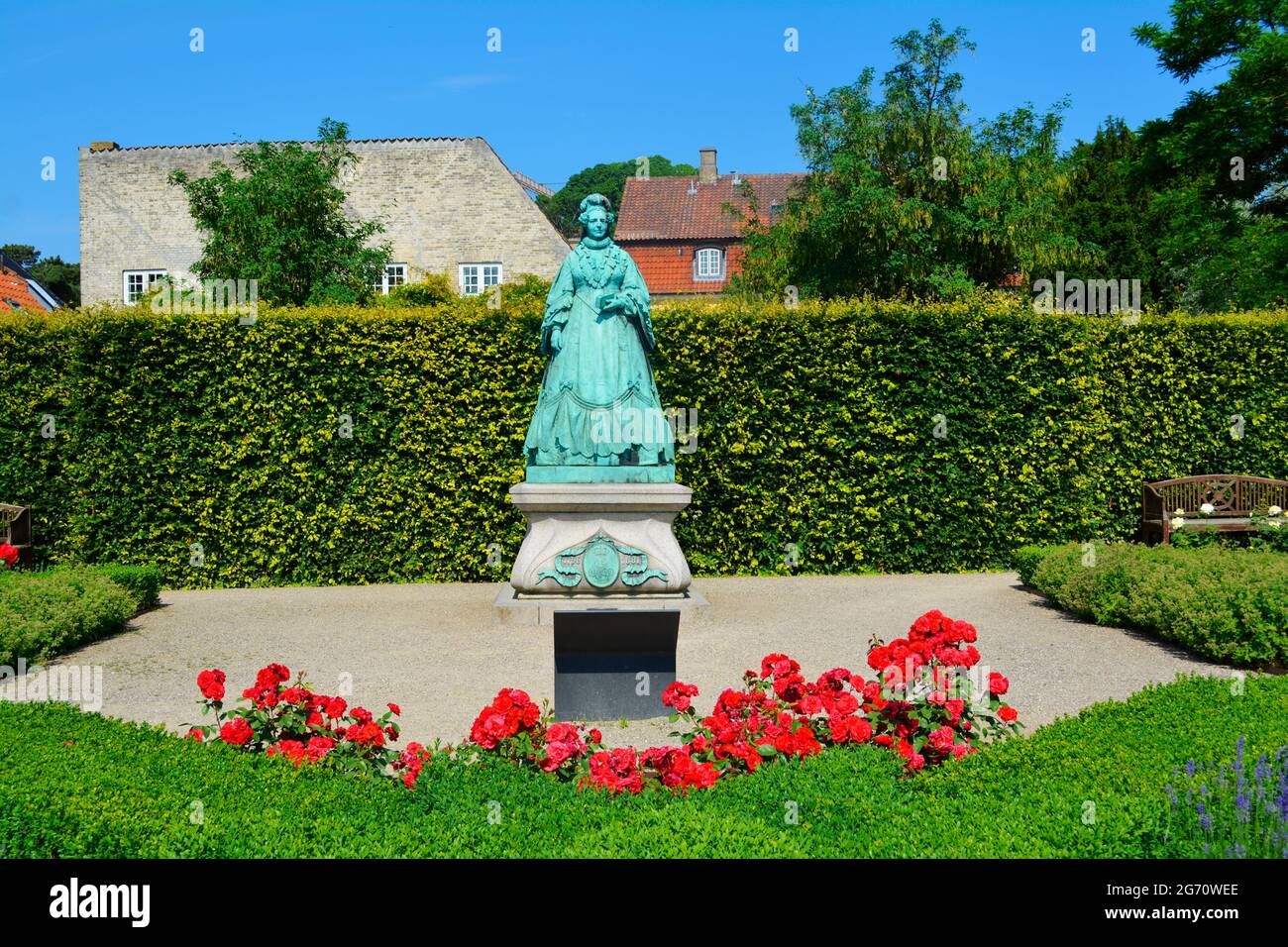 Copenhagen, Danimarca - Luglio 2021: Statua della Regina Caroline Amalie di Augustenburg nel Giardino delle Rose del Castello di Rosenborg (slot Rosenborg) Foto Stock
