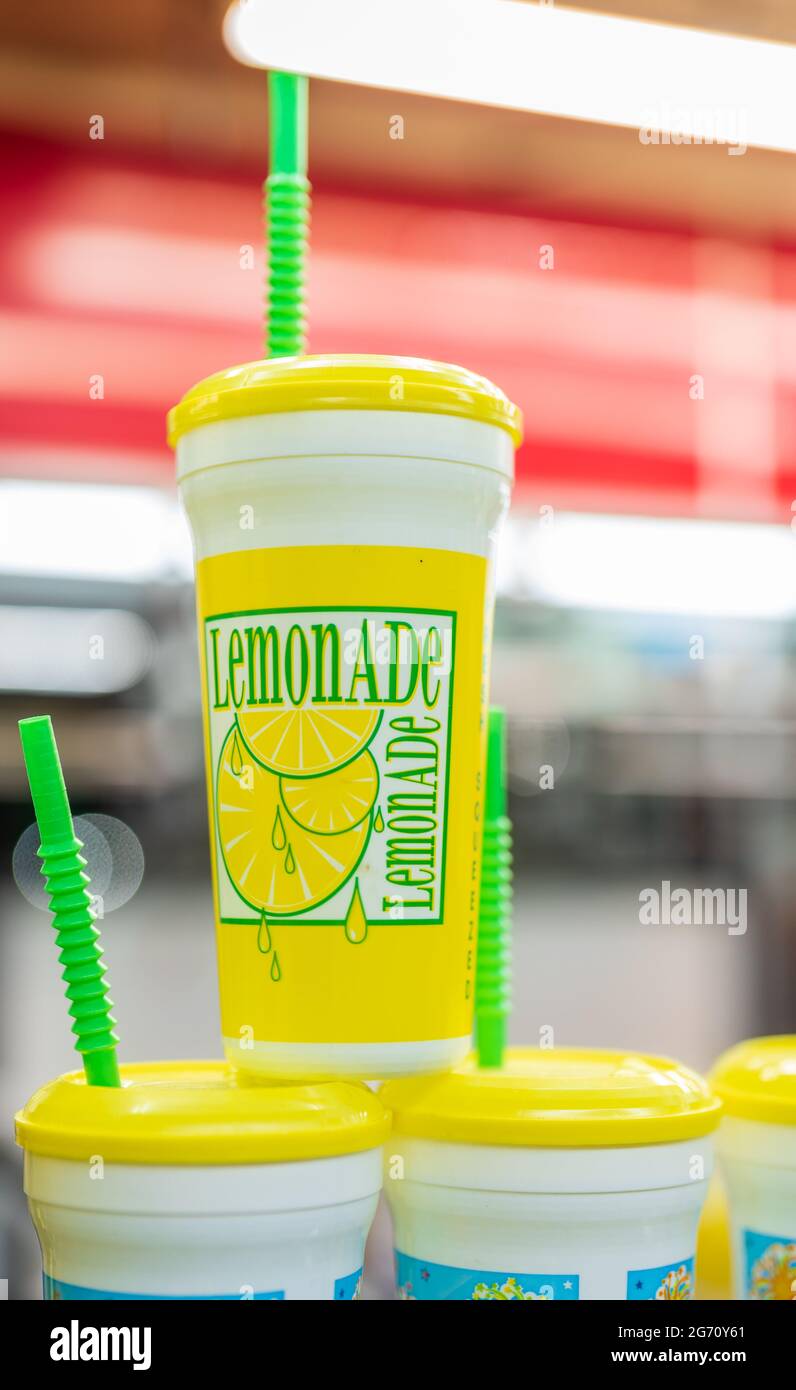 Tazze fresche di limonata spremute con paillette di un carnevale. Foto Stock