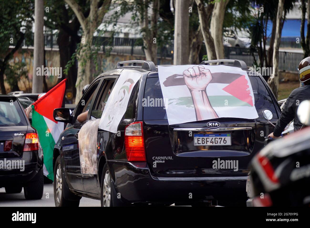 15 maggio 2021, SÃ£o Paulo, SÃ£o Paulo, Brasile: SP - SÃ£o Paulo - 15/05/2021 - SÃƒO PAULO, protesto CONTRO o MASSACRE da PALESTINA - COM bandeiras e cartazes, palestinos residentes em SÃ£o Paulo, descendentes e simpatizantes da causa palestina, Marcham em protesto contro o Estado de Israel e clamam por um fim do massacre palestino na tarde sÃ¡bado (15). Organizado pela Frente Palestina Livre e pelo Sanaud Juventude Palestina, o encontro aconteceu na Rua Rui Barbosa, no bairro Bela Vista, na regiÃ£o Central da cidade de SÃ£o Paulo, e seguuiu para o EstÃ¡Dio do Pacaembu, na regiÃ£o Central. (CRE Foto Stock