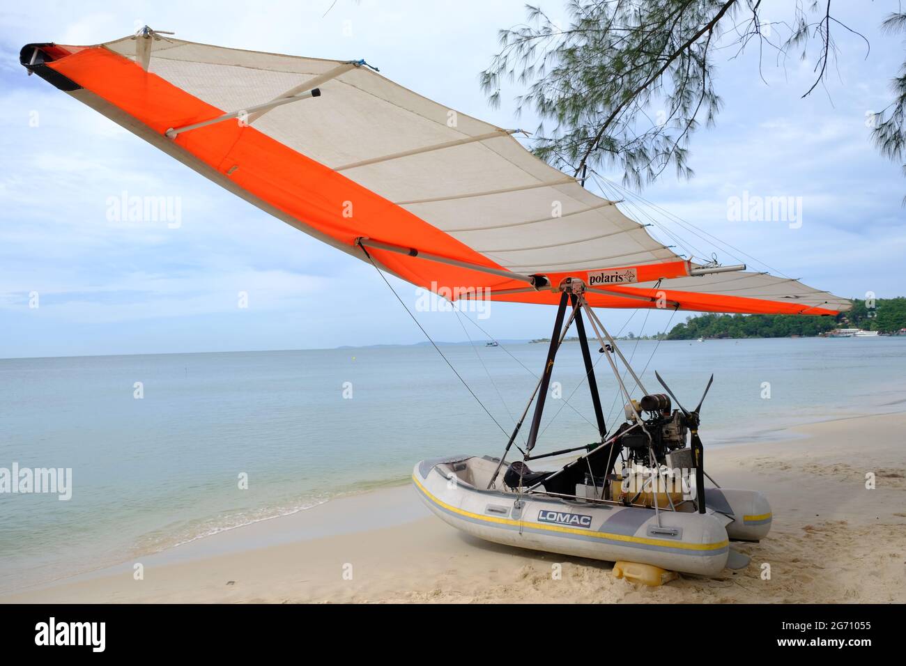 Cambogia Sihanoukville - Kampong Som - OU Chheuteal Beach deltaplano motorizzato Foto Stock