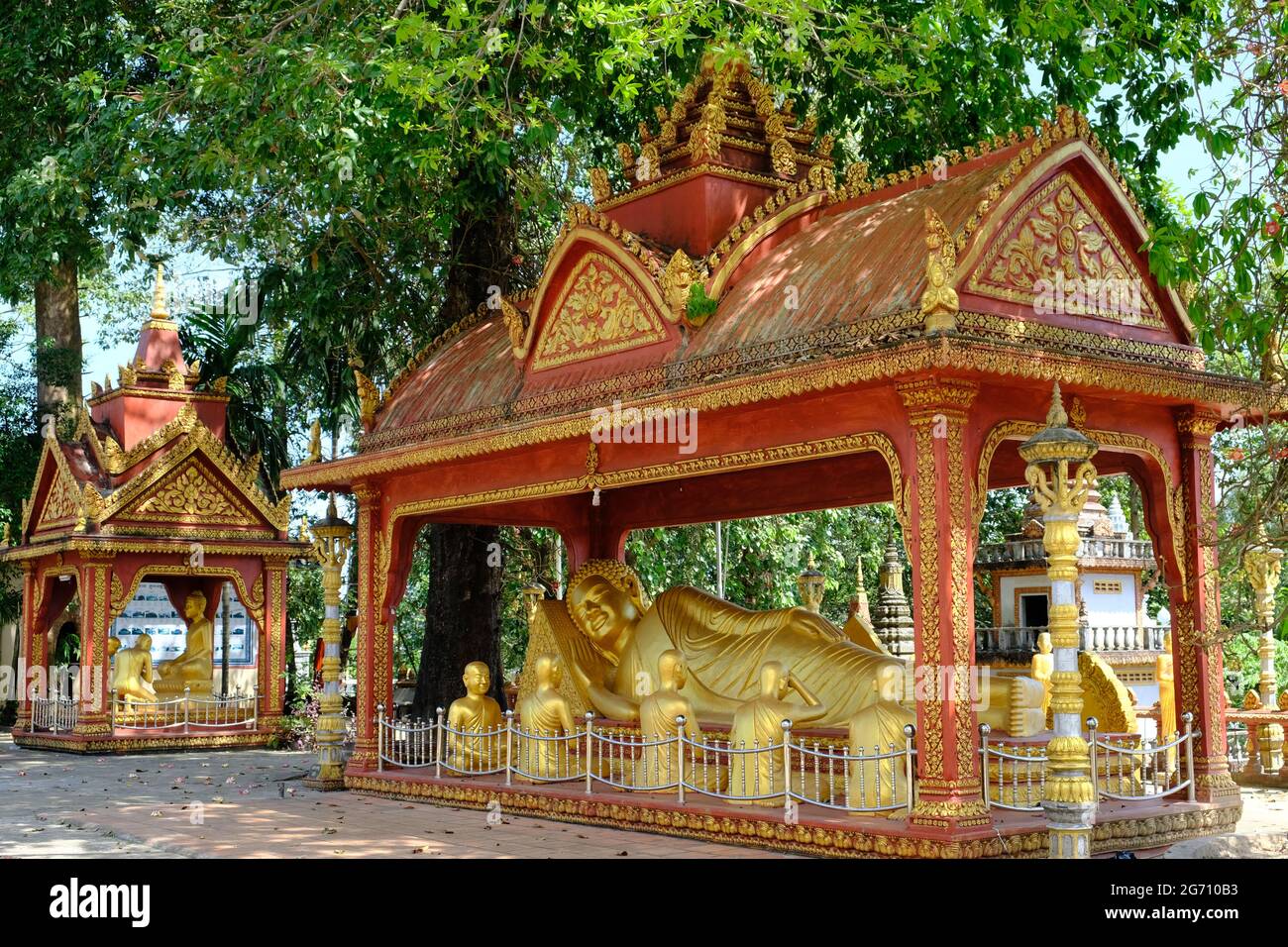 Cambogia Sihanoukville - Kampong Som - Wat IntNhean - Wat Krom reclining statua dorata del Buddha Foto Stock
