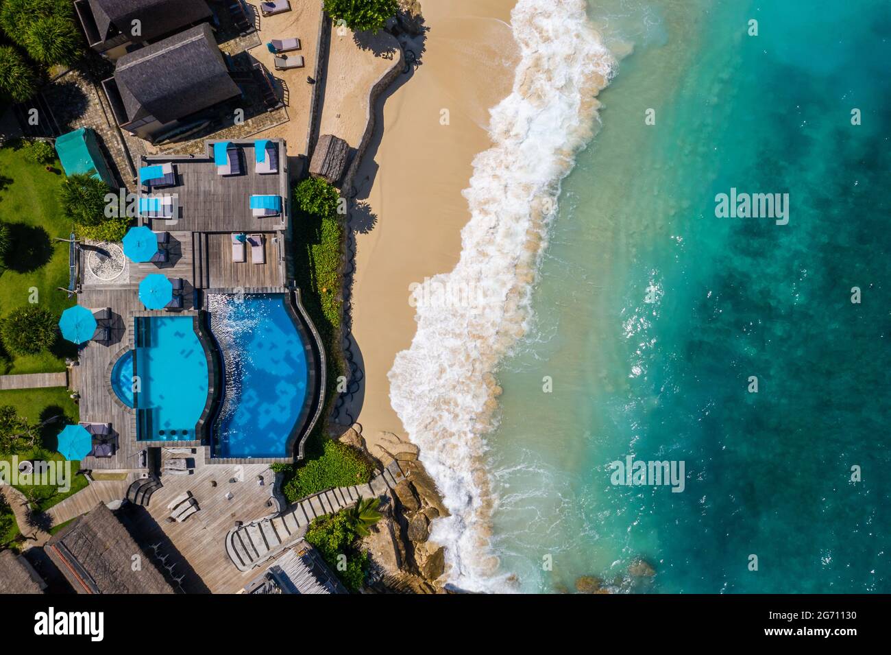 Nusa Lembongan, Indonesia - Aprile 17 2021: Vista dall'alto delle piscine dell'hotel Dream Beach che si trovano direttamente su una idilliaca spiaggia di sabbia a Bali, Foto Stock