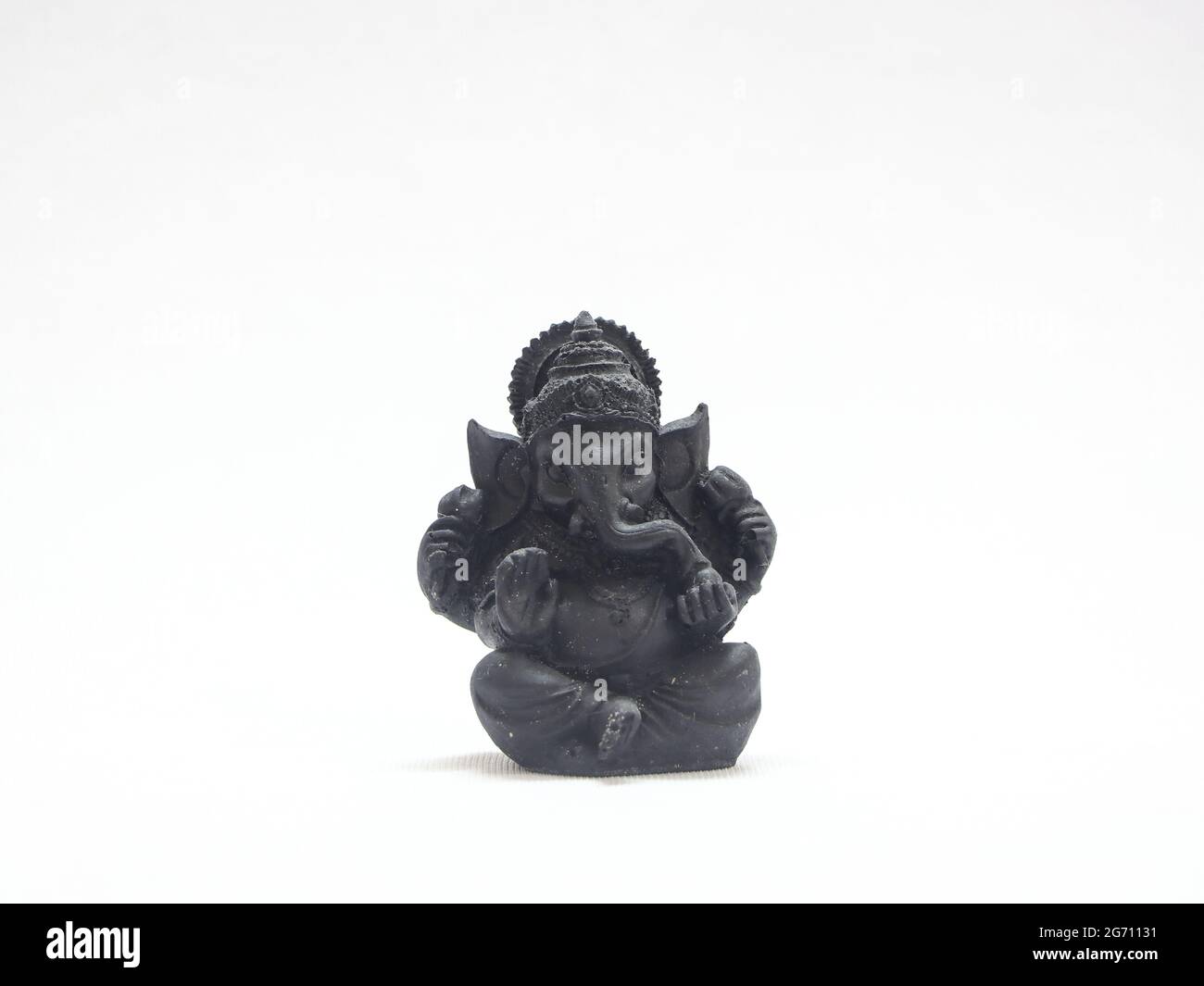 Dio indù lord ganesha scultura di roccia isolata su sfondo bianco Foto Stock