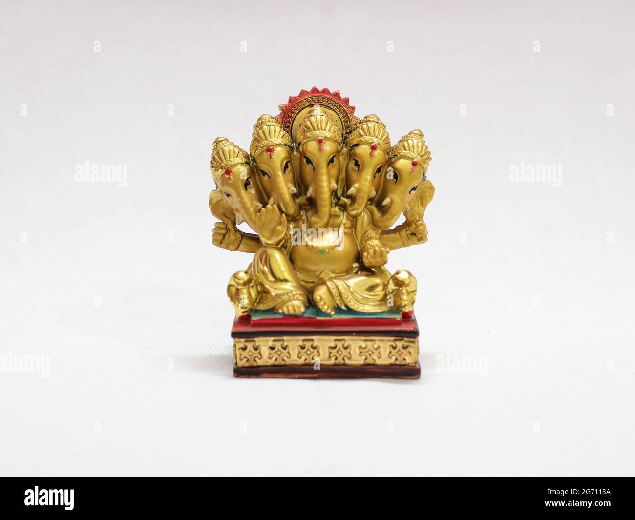 dio indù lord ganesha scultura in oro isolato su sfondo bianco Foto Stock