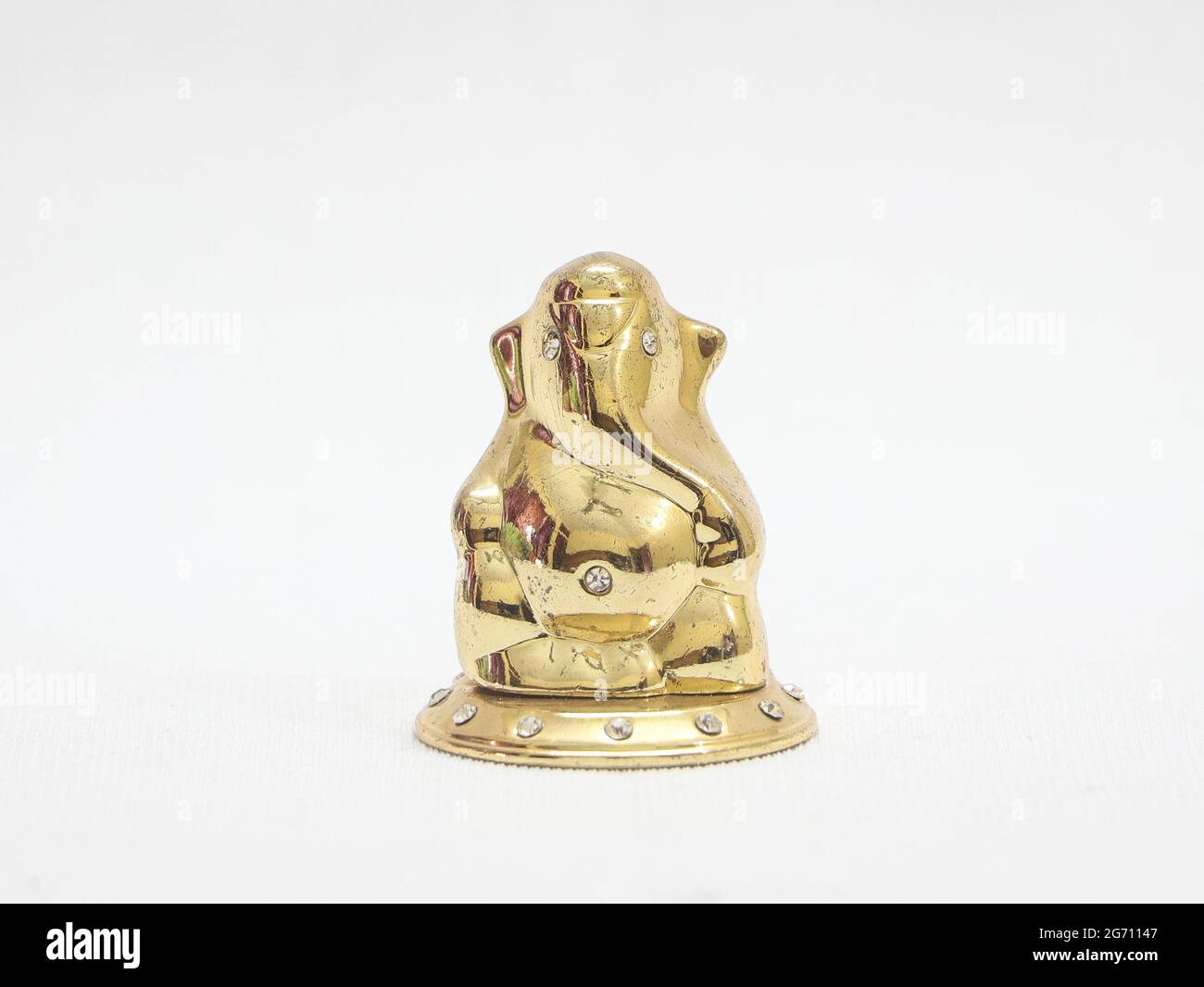 dio indù lord ganesha scultura in oro isolato su sfondo bianco Foto Stock