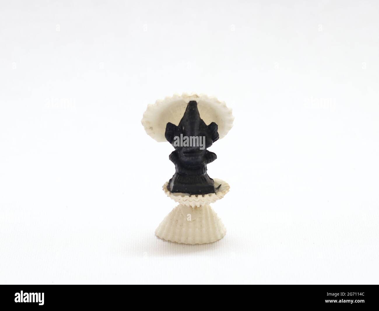 Dio indù lord ganesha scultura di roccia nera isolata su sfondo bianco Foto Stock