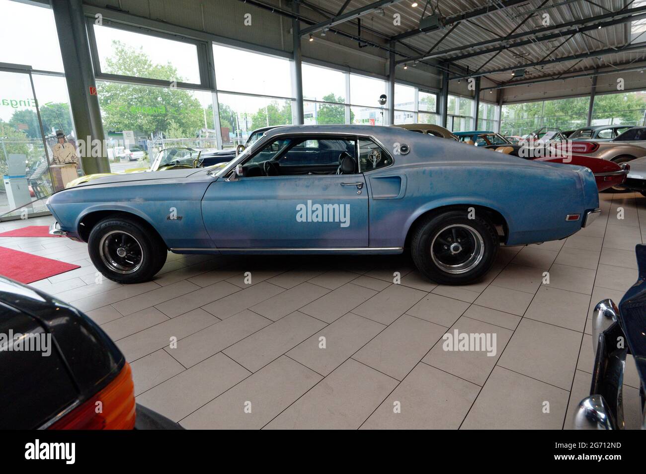 Mettmann, Germania. 09 luglio 2021. Un vecchio Ford Mustang, che si dice  appartenga all'attore Steve McQueen, si trova nella sala vendite del  classico concessionario auto 'Fantastic Vehicles - Michael Fröhlich'.  Credit: Henning