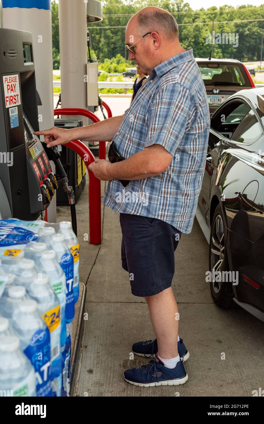 Un uomo fa la sua selezione alla pompa di carburante di una stazione di benzina Kroger a Fort Wayne, Indiana, Stati Uniti. Foto Stock