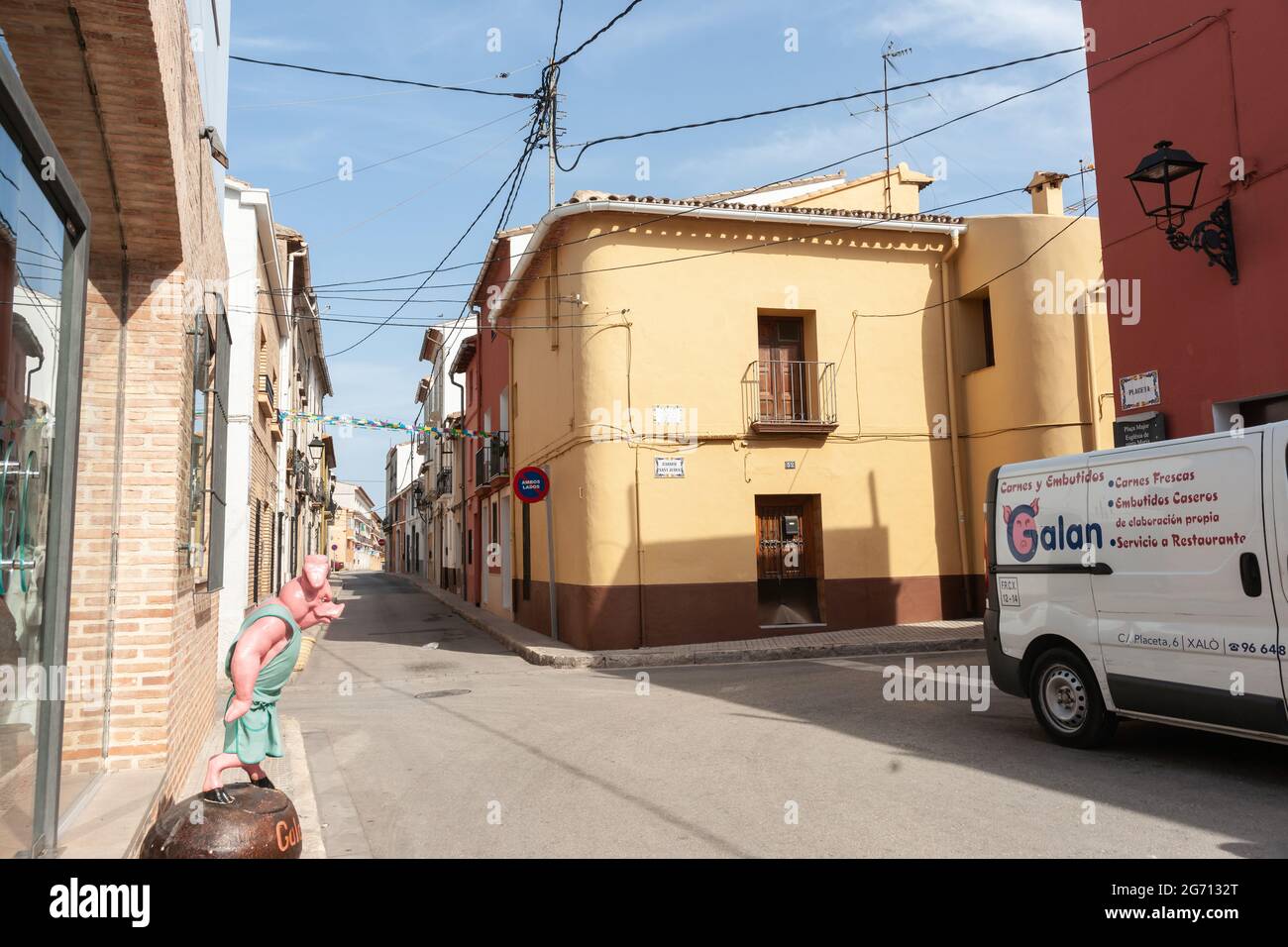 Xalo Spagna - Agosto 18 2016; architettura tipica e strade di piccoli villaggi nella Spagna rurale. Foto Stock