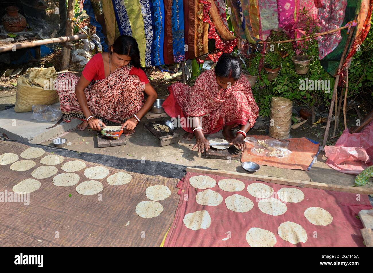 Empowerment della donna - il villaggio remoto delle donne indiane stanno facendo il pane per la posizione finanziaria di upift nella loro vita. Foto Stock