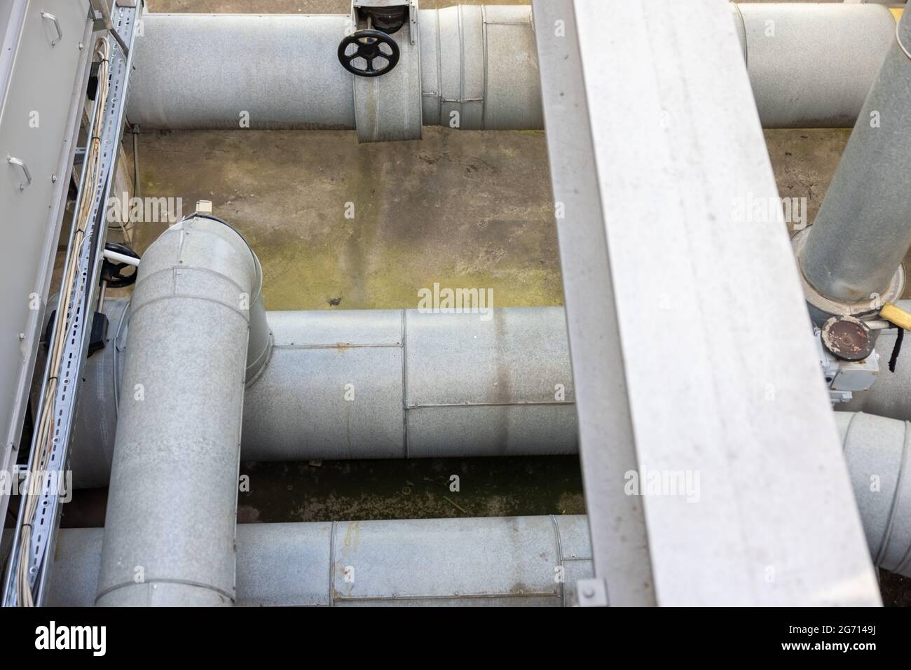 Testa di enormi tubi bianchi d'acqua con valvola nera Foto Stock