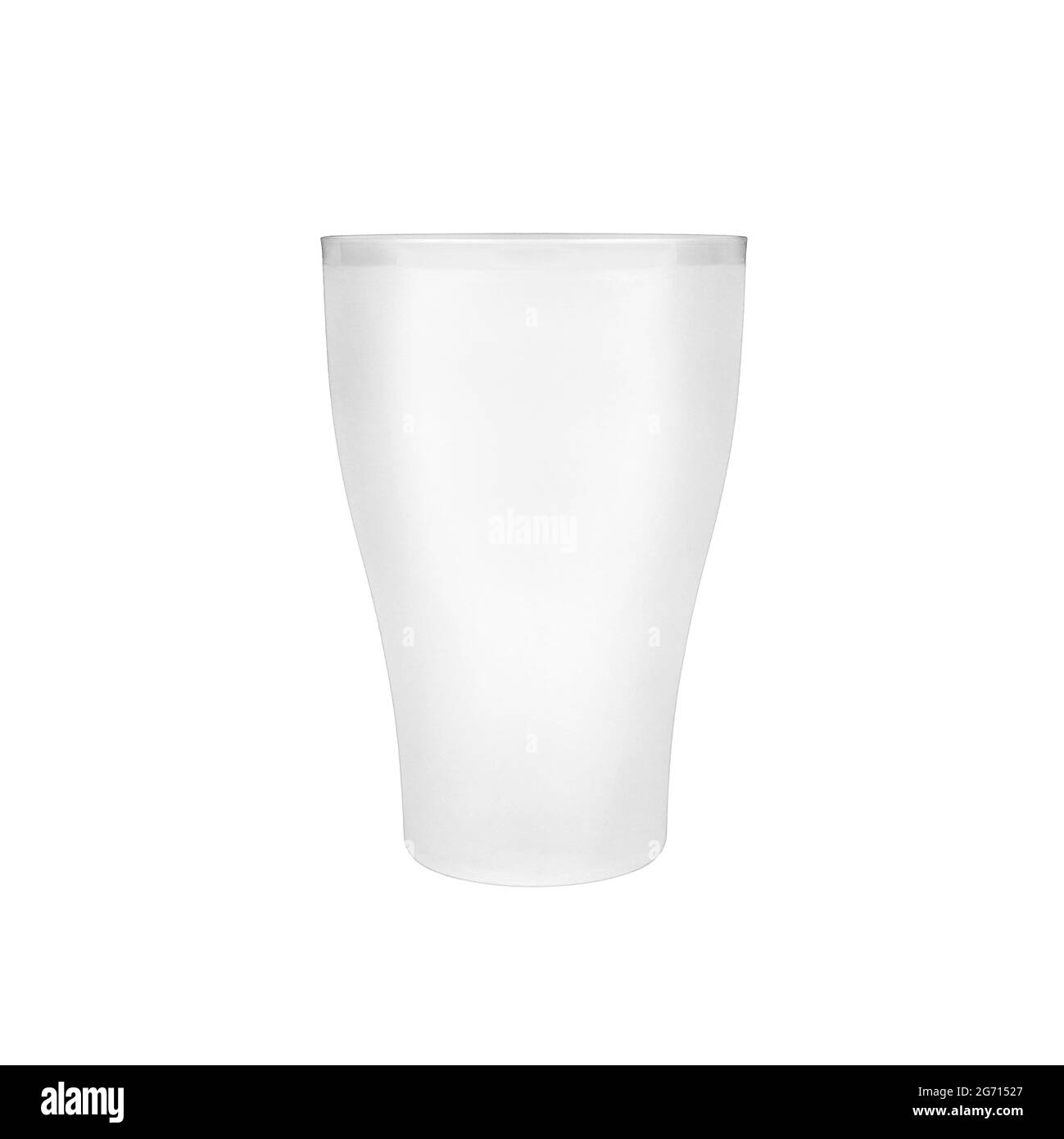 Tazza bianca vuota di plastica sfondo bianco closeup isolato, bicchiere bianco per bere, bevanda, cocktail, acqua, tè, succo di frutta, tazza di caffè, utensile monouso Foto Stock