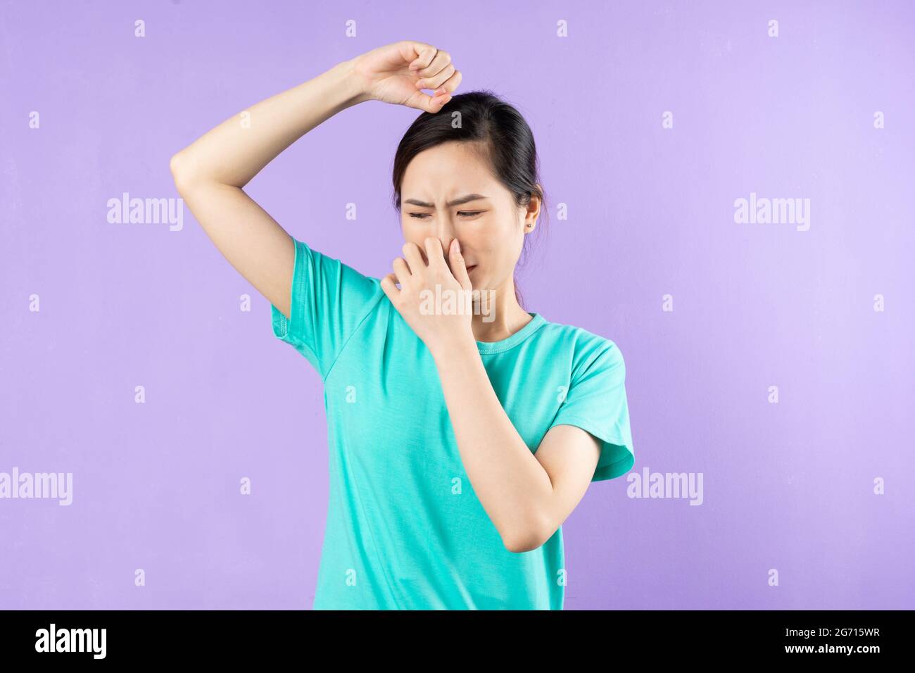 bella donna asiatica ritratto, isolato su sfondo viola Foto Stock