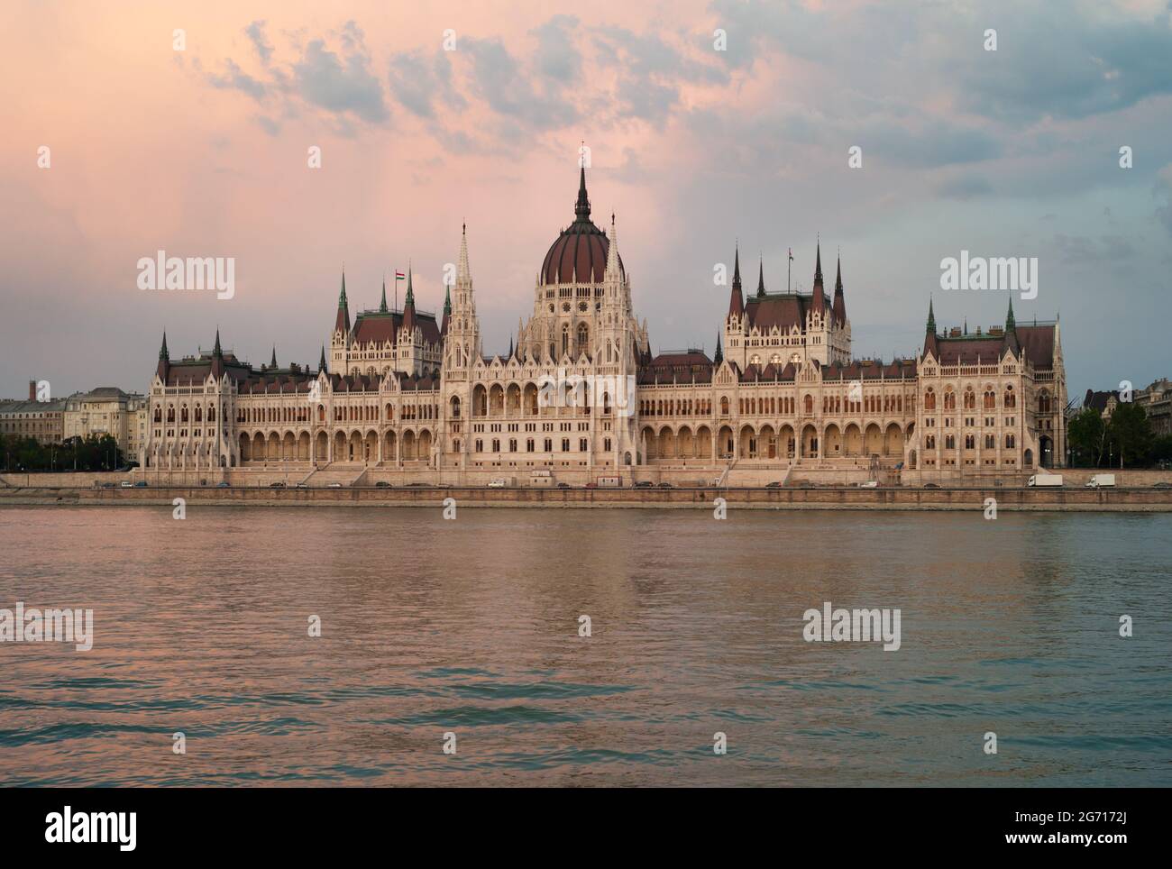 Edificio ungherese della Casa del Parlamento a Budapest, Ungheria, sul Danubio al tramonto in serata Foto Stock