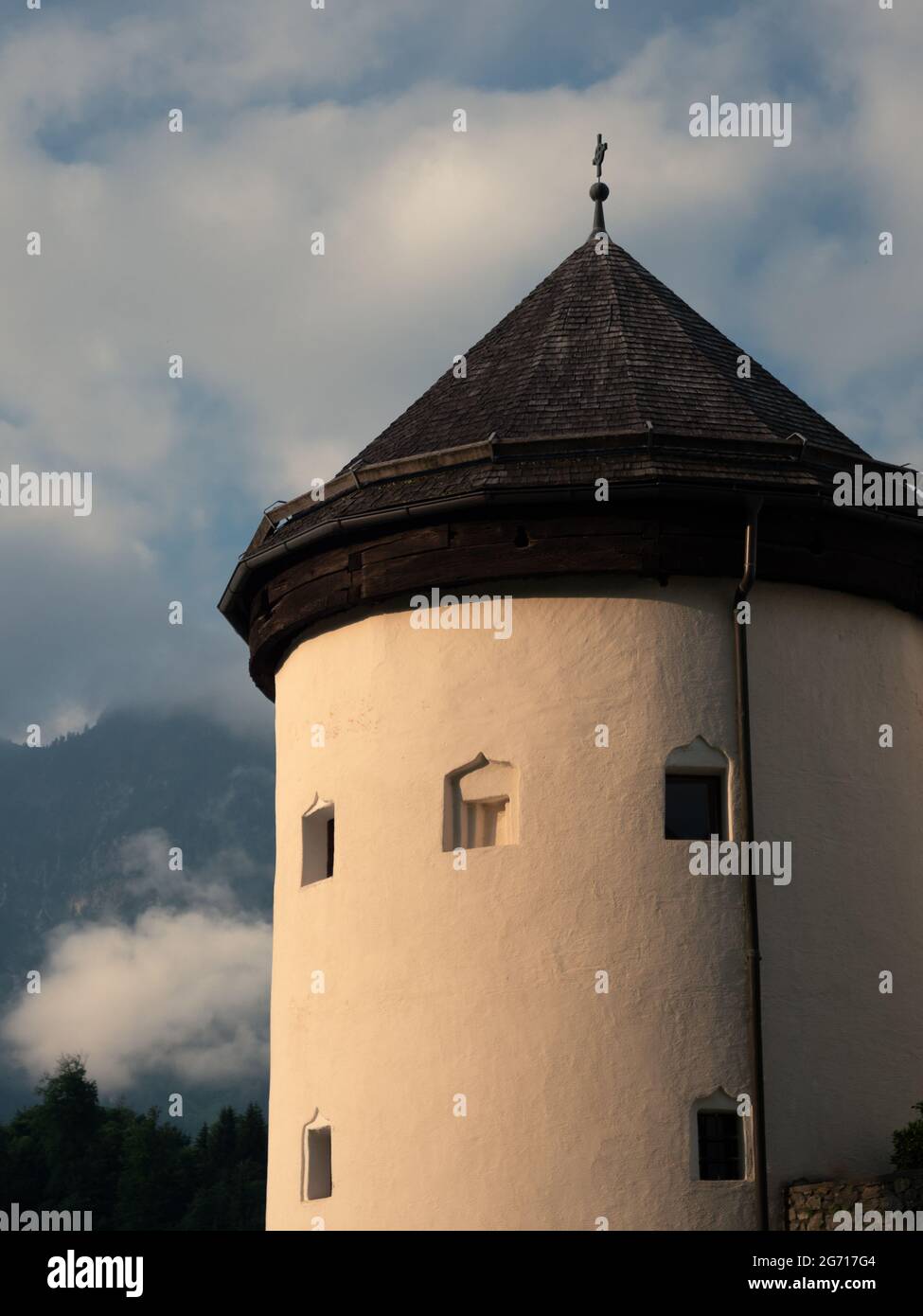 Castello di Schloss Goldegg dettaglio della vecchia Torre rotonda nella regione di Pongau a Salisburgo, in Austria, in una mattinata estiva Foto Stock