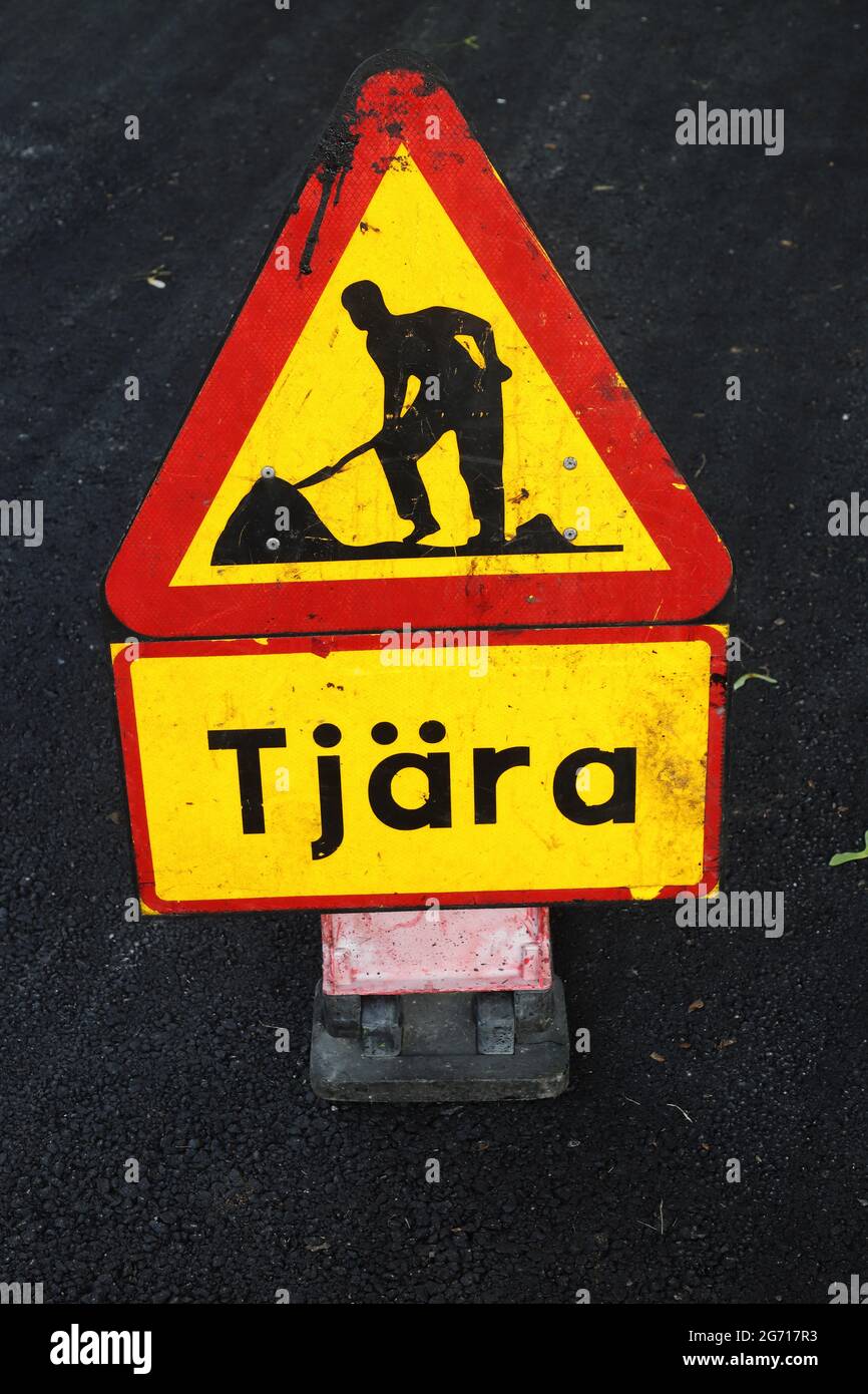 Cartello di avvertimento svedese per il catrame sulla strada appena asfaltata. Foto Stock