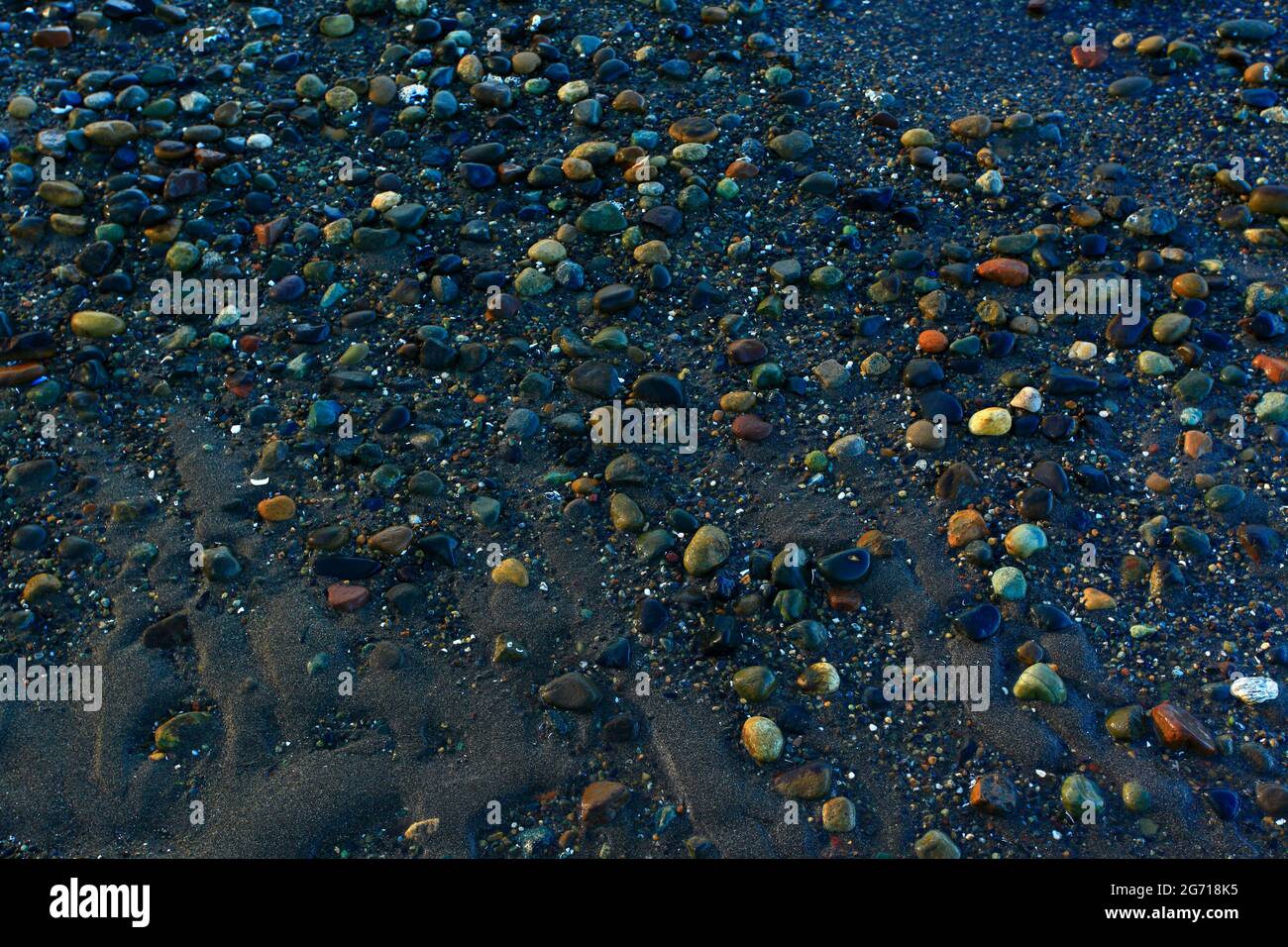 Un'immagine esterna di una spiaggia del Pacifico nord-occidentale con rocce costiere Foto Stock