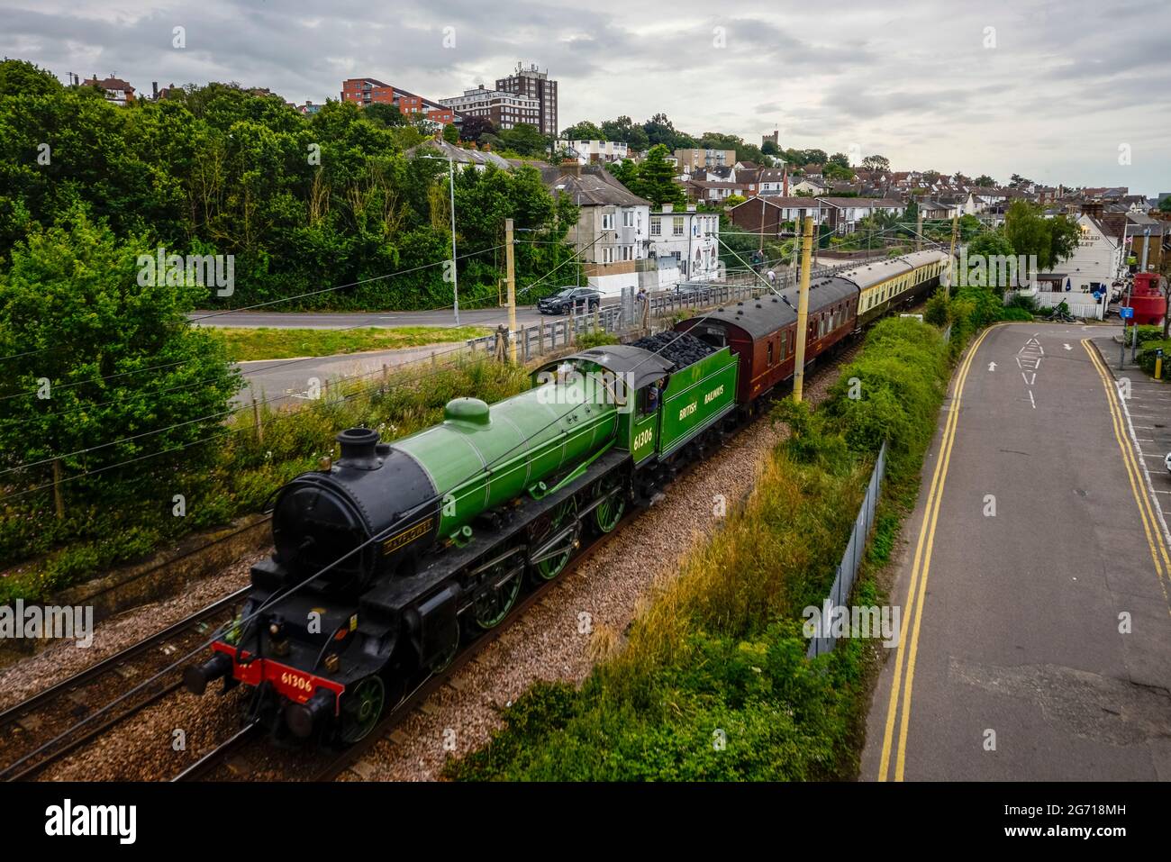 Old Leigh, Leigh on Sea, Essex, Regno Unito. 10 luglio 2021. Un'escursione a vapore 61306 Dreams dalla stazione di Southend Est a Hastings è passata attraverso l'area del vecchio villaggio di pescatori di Leigh on Sea, conosciuta come Old Leigh, trainato dal LNER Thompson Classe B1 ‘M'Ayflower' splendente di livrea verde mela. Lo speciale tour a vapore mattutino viaggerà attraverso Londra prima di dirigersi verso la costa del Sussex orientale Foto Stock