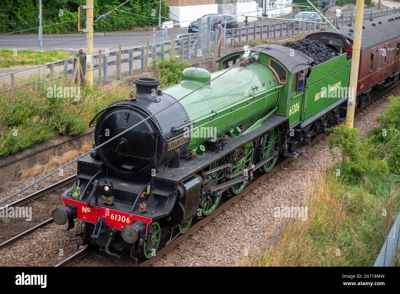 Old Leigh, Leigh on Sea, Essex, Regno Unito. 10 luglio 2021. Un'escursione a vapore 61306 Dreams dalla stazione di Southend Est a Hastings è passata attraverso l'area del vecchio villaggio di pescatori di Leigh on Sea, conosciuta come Old Leigh, trainato dal LNER Thompson Classe B1 ‘M'Ayflower' splendente di livrea verde mela. Lo speciale tour a vapore mattutino viaggerà attraverso Londra prima di dirigersi verso la costa del Sussex orientale Foto Stock
