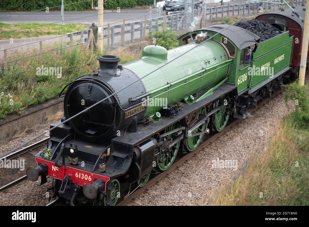 Old Leigh, Leigh on Sea, Essex, Regno Unito. 10 luglio 2021. Un'escursione a vapore 61306 Dreams dalla stazione di Southend Est a Hastings è passata attraverso l'area del vecchio villaggio di pescatori di Leigh on Sea, conosciuta come Old Leigh, trainato dal LNER Thompson Classe B1 ‘M'Ayflower' splendente di livrea verde mela. Lo speciale tour a vapore mattutino viaggerà attraverso Londra prima di dirigersi verso la costa del Sussex orientale Foto Stock