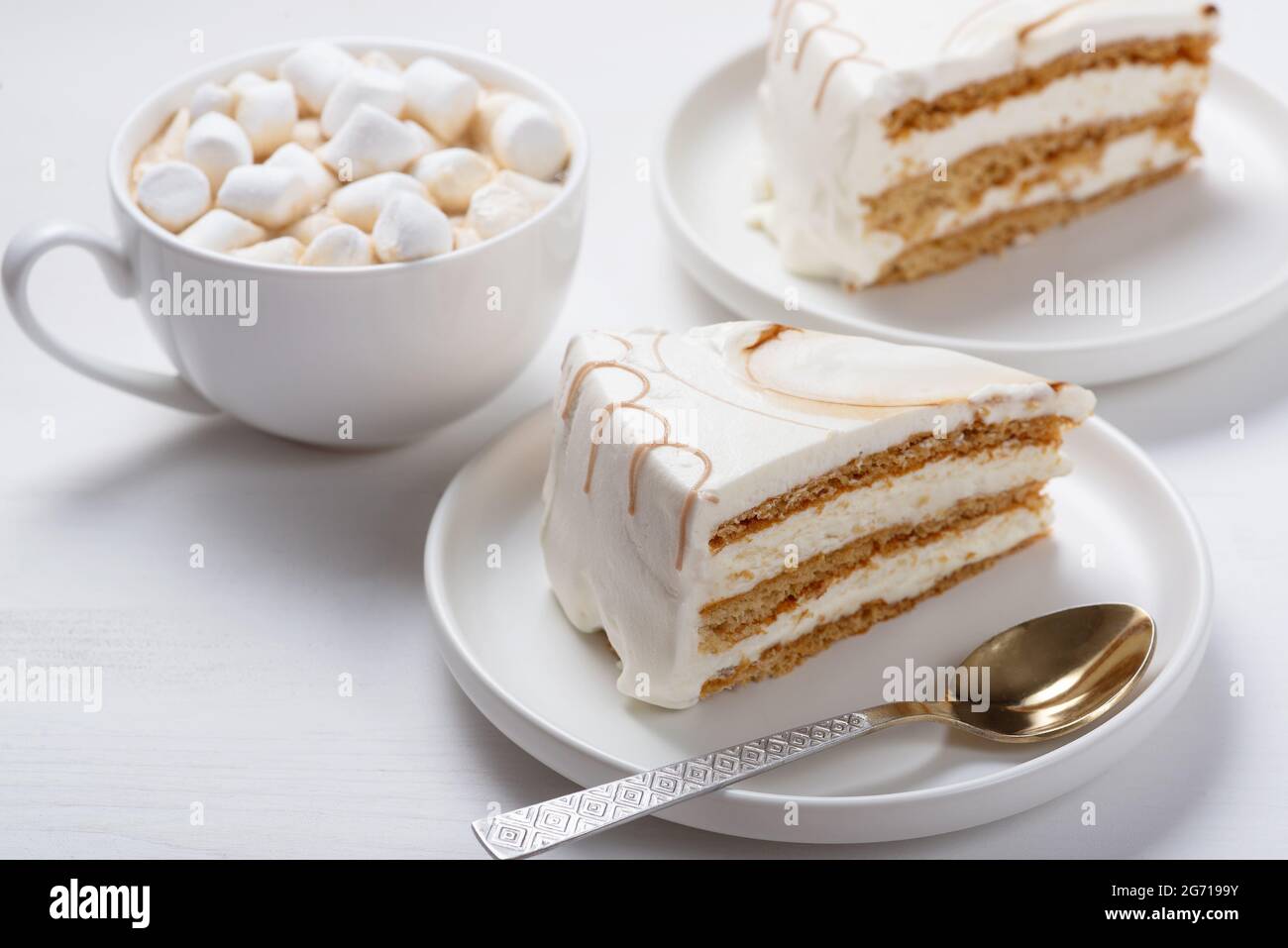 Torta e caffè. Bevanda calda al cioccolato con marshmallows. Foto Stock