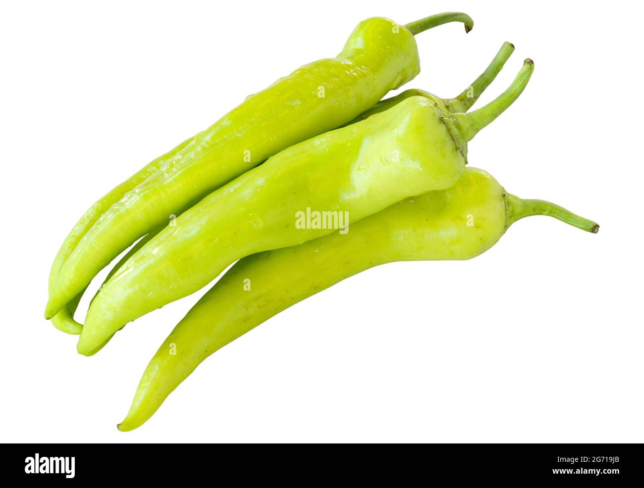 Peperoni organici verdi grezzi isolati su sfondo bianco. Percorso di ritaglio del peperoncino verde Foto Stock