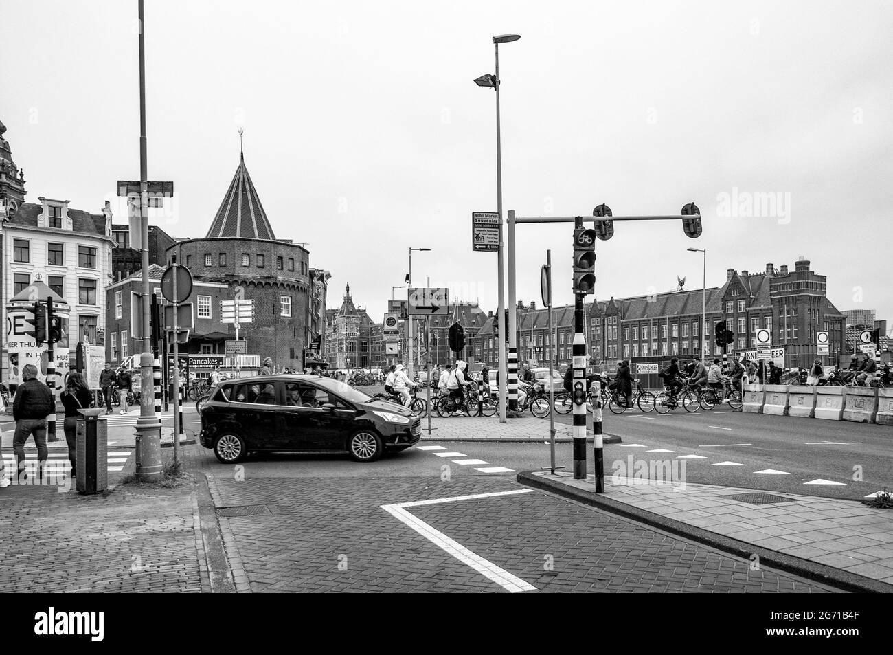 AMSTERDAM, PAESI BASSI. 06 GIUGNO 2021. Belle facciate degli antichi edifici olandesi. Fotografia in bianco e nero. Foto Stock