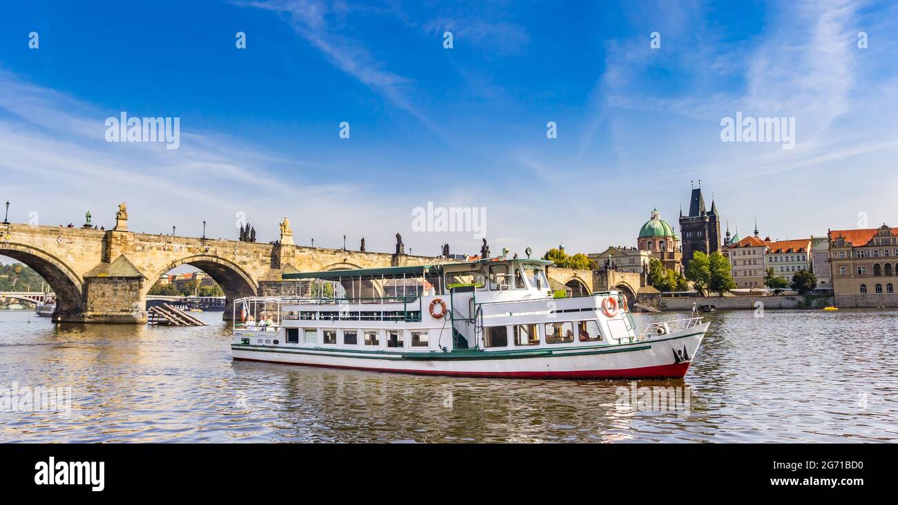 Panorama di una barca turistica sul fiume Moldava (Moldau) a Praga, Repubblica Ceca Foto Stock