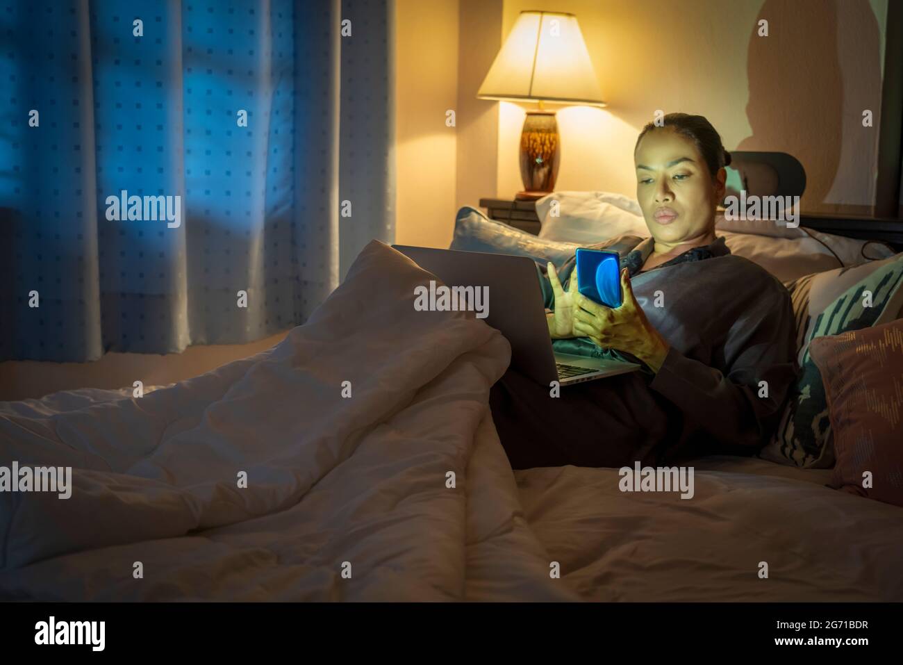 Focus on hand. Donne persone in accappatoio utilizzando smart cellphone.Sad depresso Insomnia girl.Protection e trattamento di disturbo depressivo maggiore problema Co Foto Stock