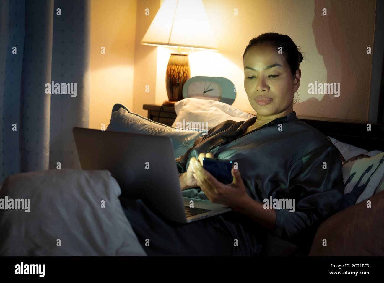 Donna persone in accappatoio utilizzando smart cellphone.Sad depresso Insomnia girl.Protection e il trattamento di disturbo depressivo maggiore concetto di problema. Tecnica Foto Stock