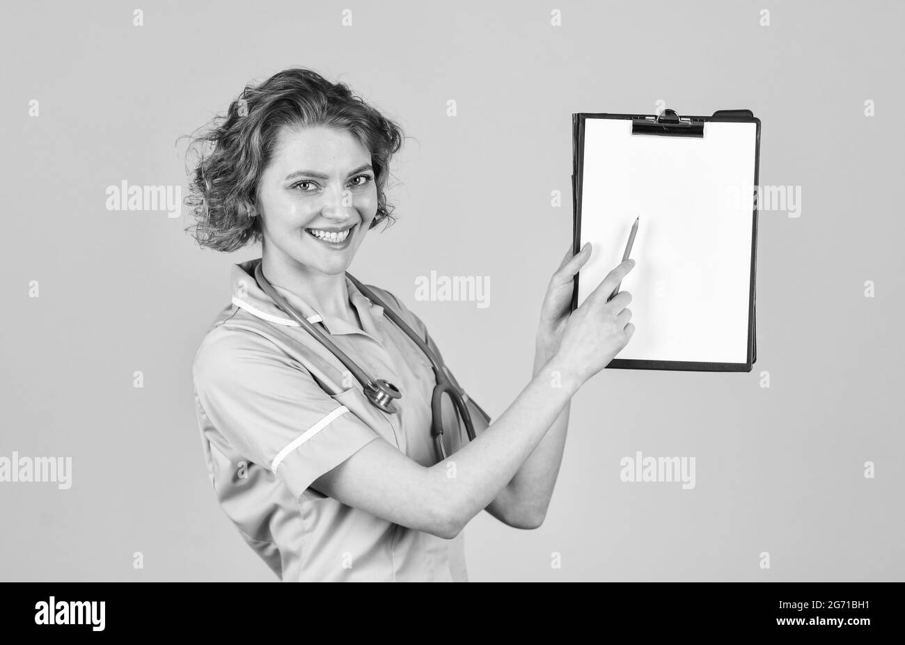 Consenso al trattamento dei dati personali. Assicurazione medica. Protocollo di scrittura. Direttamente alla giusta struttura sanitaria. Registrati qui. Donna medico che prescrive Foto Stock