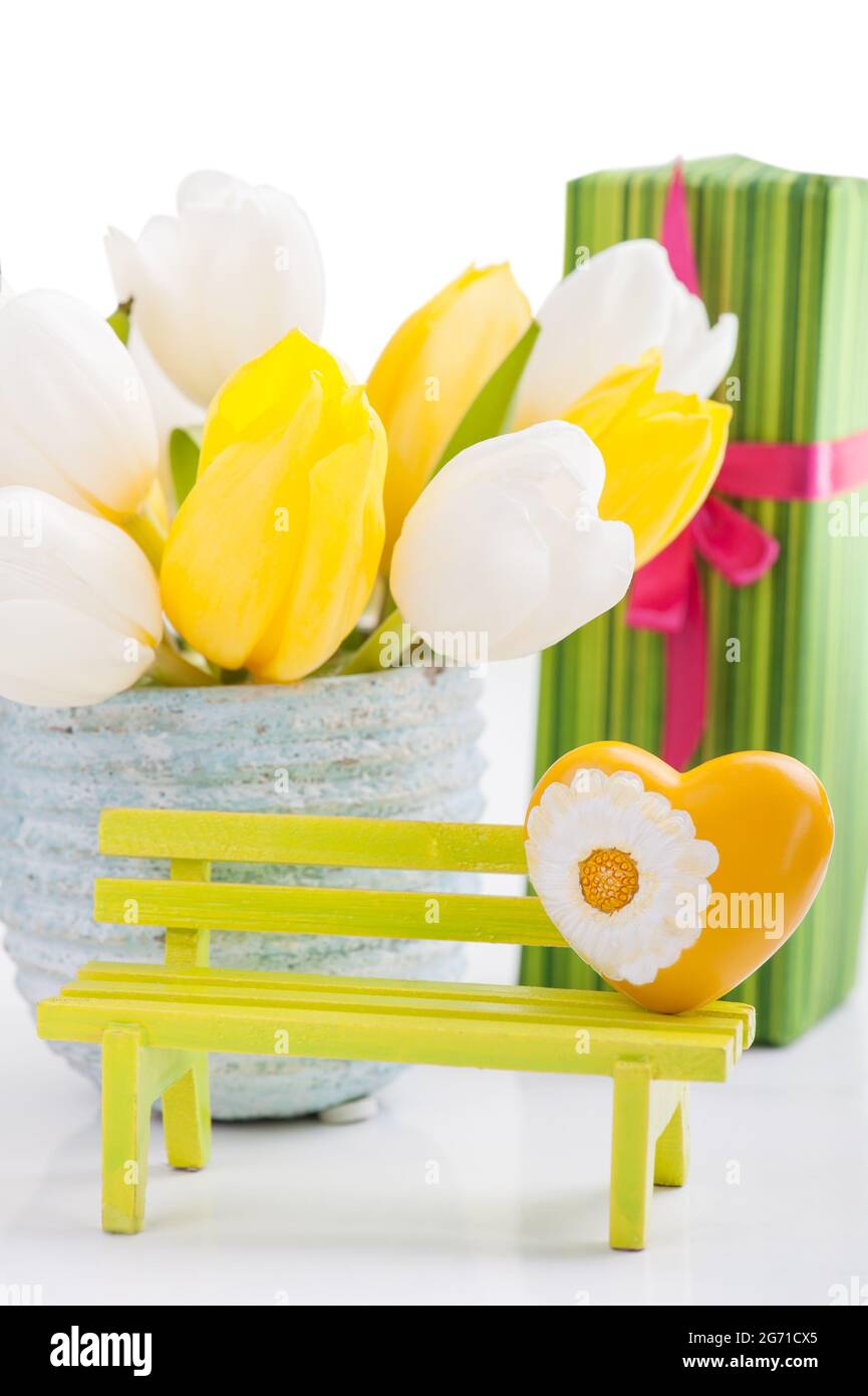 Cuore giallo, regali e tulipani. San Valentino, Pasqua, compleanno, Festa della mamma Foto Stock