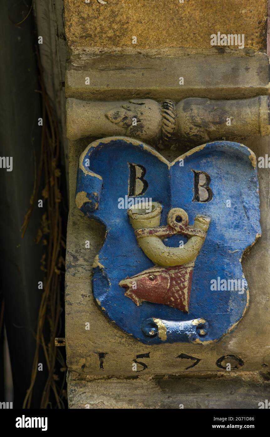 Tübingen, Baden-Württemberg, Germania: Marchio storico della casa, anche segno della casa, con la rappresentazione di un pesce e un corno. Foto Stock