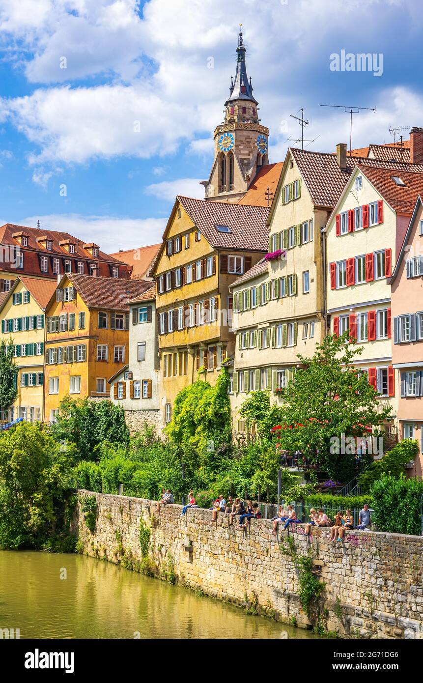 Vista dal ponte di Eberhard sul famoso Neckarfront storico nella città vecchia di Tübingen, Baden-Württemberg, Germania. Foto Stock