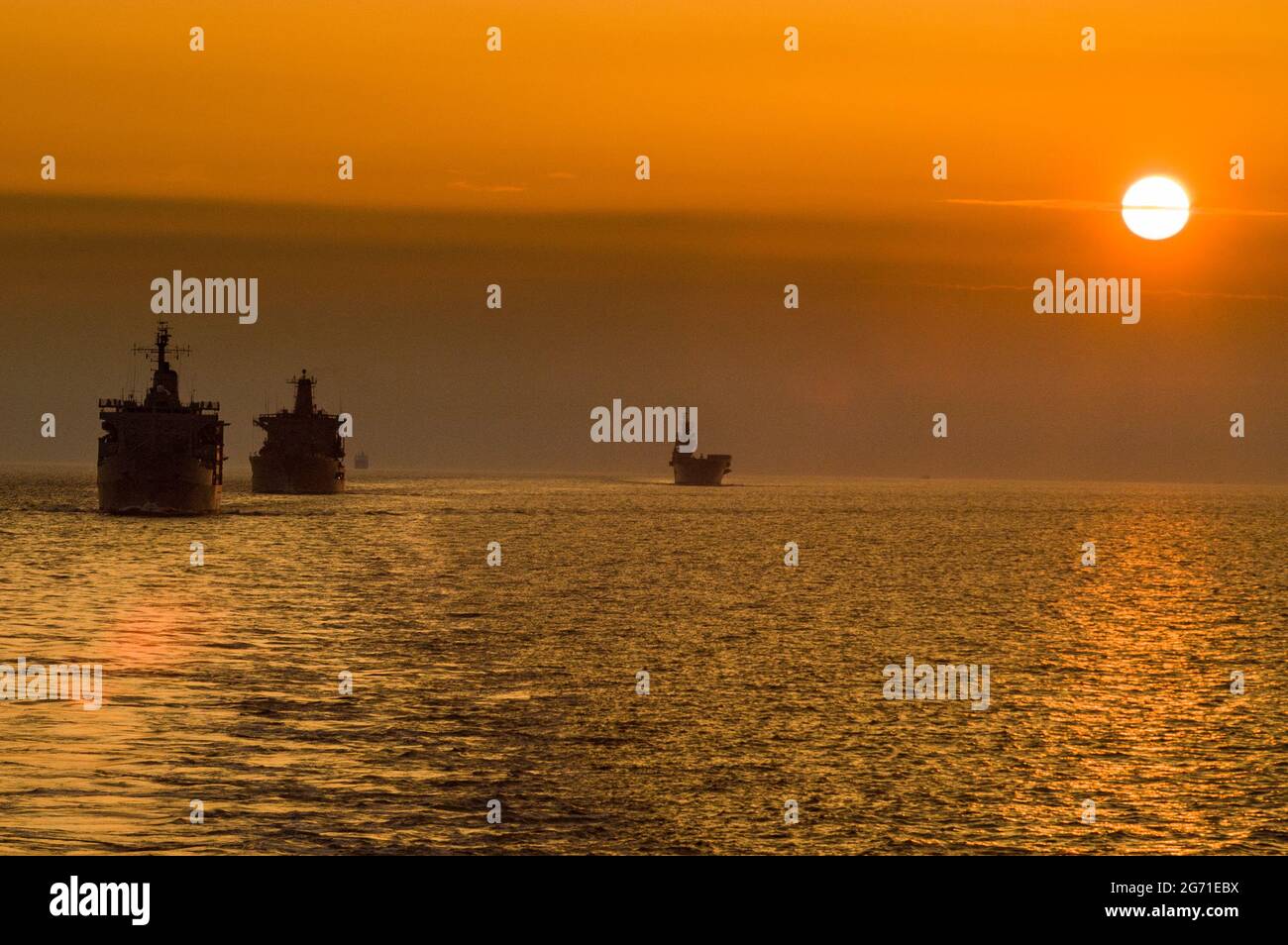 Tramonto nelle navi da guerra della NATO del Baltico Foto Stock