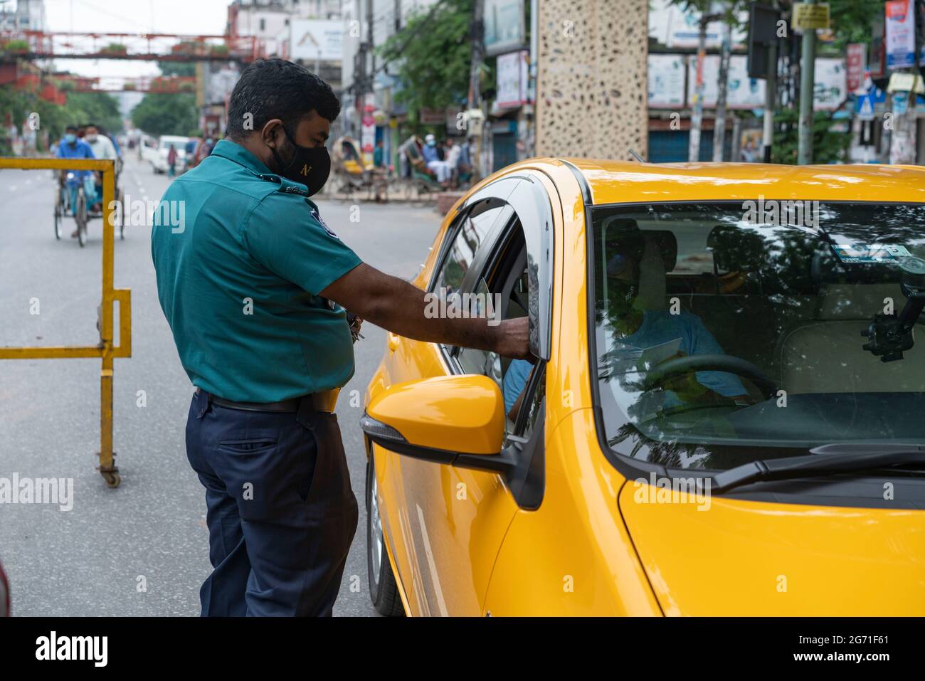 Dhaka, Bangladesh. 10 luglio 2021. I funzionari dell'esercito e della polizia si trovano a un posto di controllo mentre controllano i passeggeri durante un blocco. Il governo del Bangladesh ha esteso la sua stretta chiusura con ordini di soggiorno a domicilio per i cittadini fino al 14 luglio, quando le morti quotidiane di coronavirus hanno raggiunto un record. Foto Stock